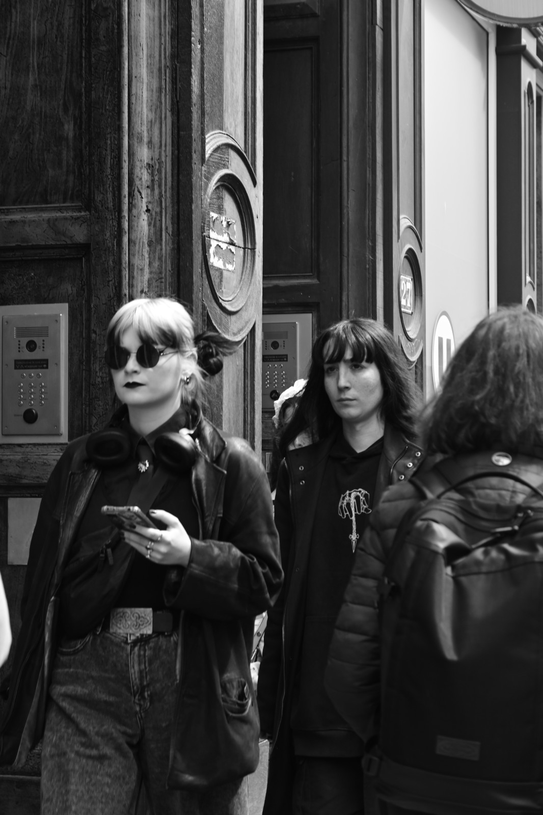 Merci encore LSP! Pour cette sortie… voilà le résultat de mes créations lors de la sortie aujourd’hui 16 mai… Quelques photos de rue, de gens dans Lyon sous le thème de chasseur/pecheur…. Et bien j’ai moins de patience que je pensais du coup je dirais que je suis plus chasseuse!