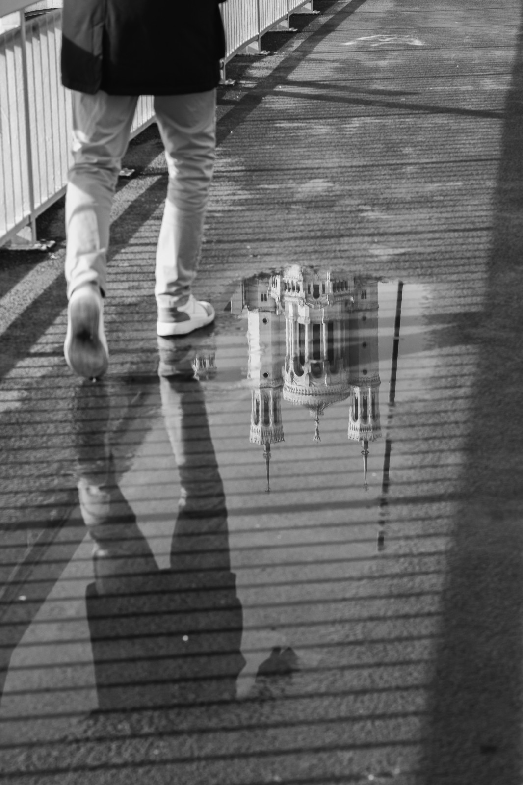Après la pluie, sur la passerelle Pierre Truche