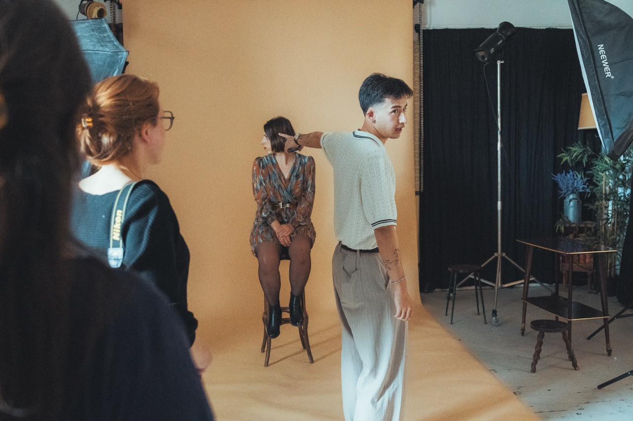 Merci à tous les participants et modèles du cours « Apprivoiser l'éclairage Rembrandt ». 😁
J'espère que vous repartez avec les notions nécessaires pour créer vos propres portraits dans cette approche ! 📸