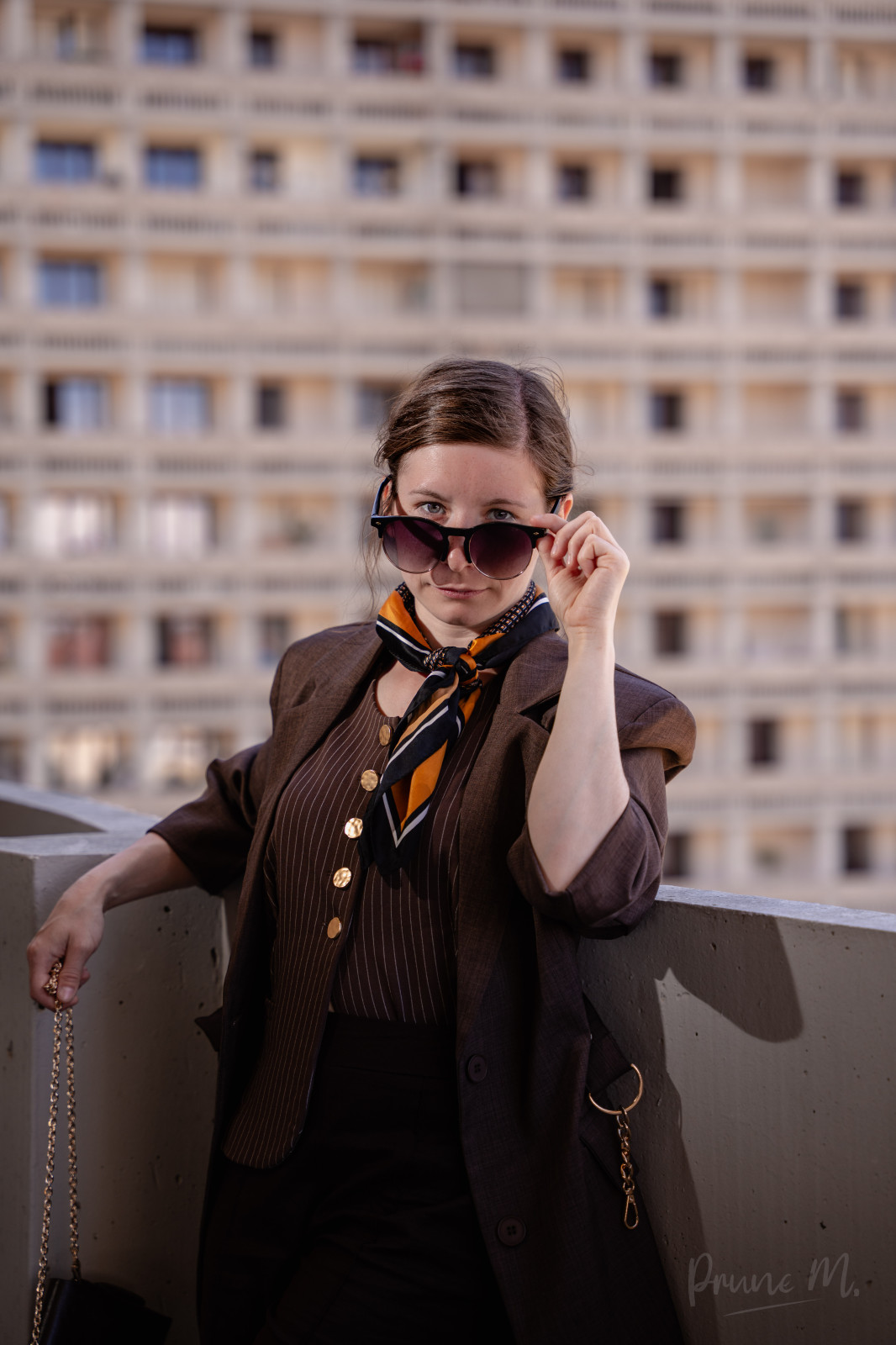 @anaisdelh@aol.fr avec sa belle tenue rétro 🥰 Plutôt en accord avec les immeubles du quartier !