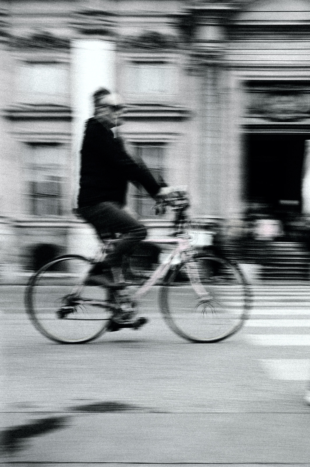 Merci à tous les participants de la sortie "Street photo chasseur/pêcheur" ! 

J'ai passé un super moment avec vous 📸

Voici ma série en mode chasseur de cyclistes, j'ai décidé d'inclure intentionnellement du mouvement dans mes images pour représenter cette approche active de la street photo. 

Hâte de voir vos réalisations !