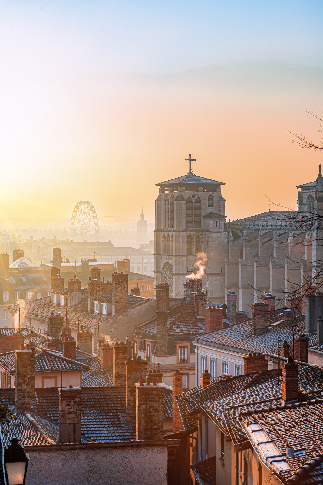 Un matin, l'escalier menant à Fourvière, une photo égarée dans mes dossiers en Raw qui, au développement, révèle le voile brumeux du matin par delà Saint-Jean.