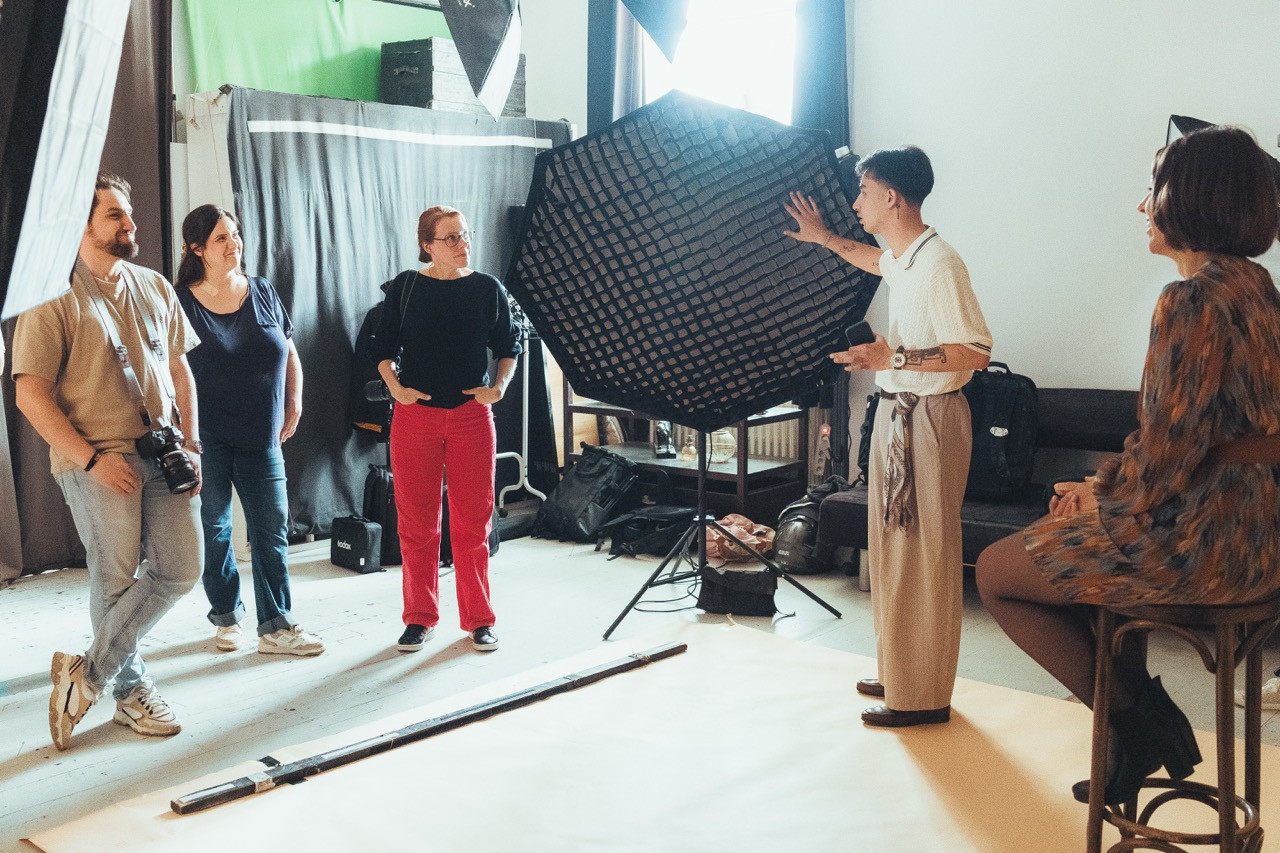 Merci à tous les participants et modèles du cours « Apprivoiser l'éclairage Rembrandt ». 😁
J'espère que vous repartez avec les notions nécessaires pour créer vos propres portraits dans cette approche ! 📸
