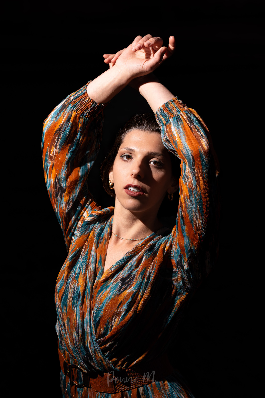 Dernière série avec @beny.model - merci encore pour tes superbes poses 💁‍♀️

(J'ai pris le parti de pousser à fond la sous exposition de l'arrière plan pour rappeler les portraits en studio, mais... des fois j'aime bien et des fois j'aime pas xD)