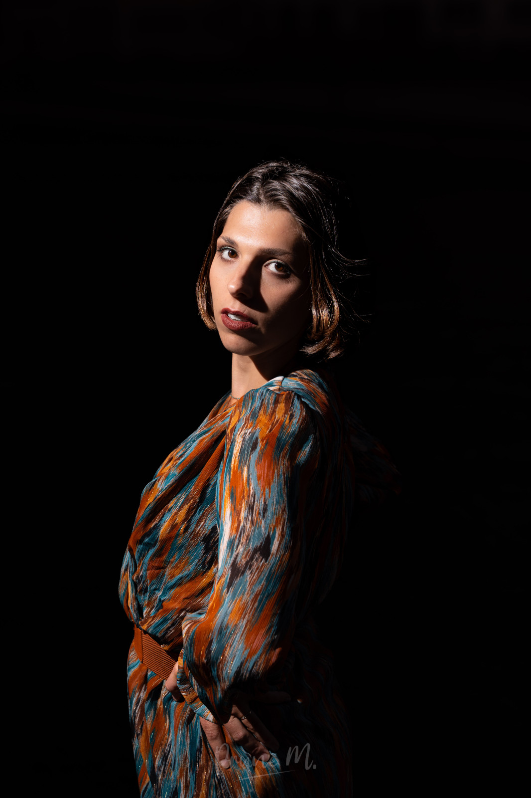 Dernière série avec @beny.model - merci encore pour tes superbes poses 💁‍♀️

(J'ai pris le parti de pousser à fond la sous exposition de l'arrière plan pour rappeler les portraits en studio, mais... des fois j'aime bien et des fois j'aime pas xD)