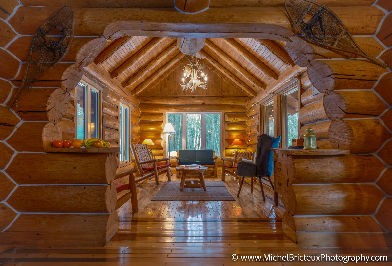 Le mythique chalet en bois ronds, au coeur de l'hiver québécois
