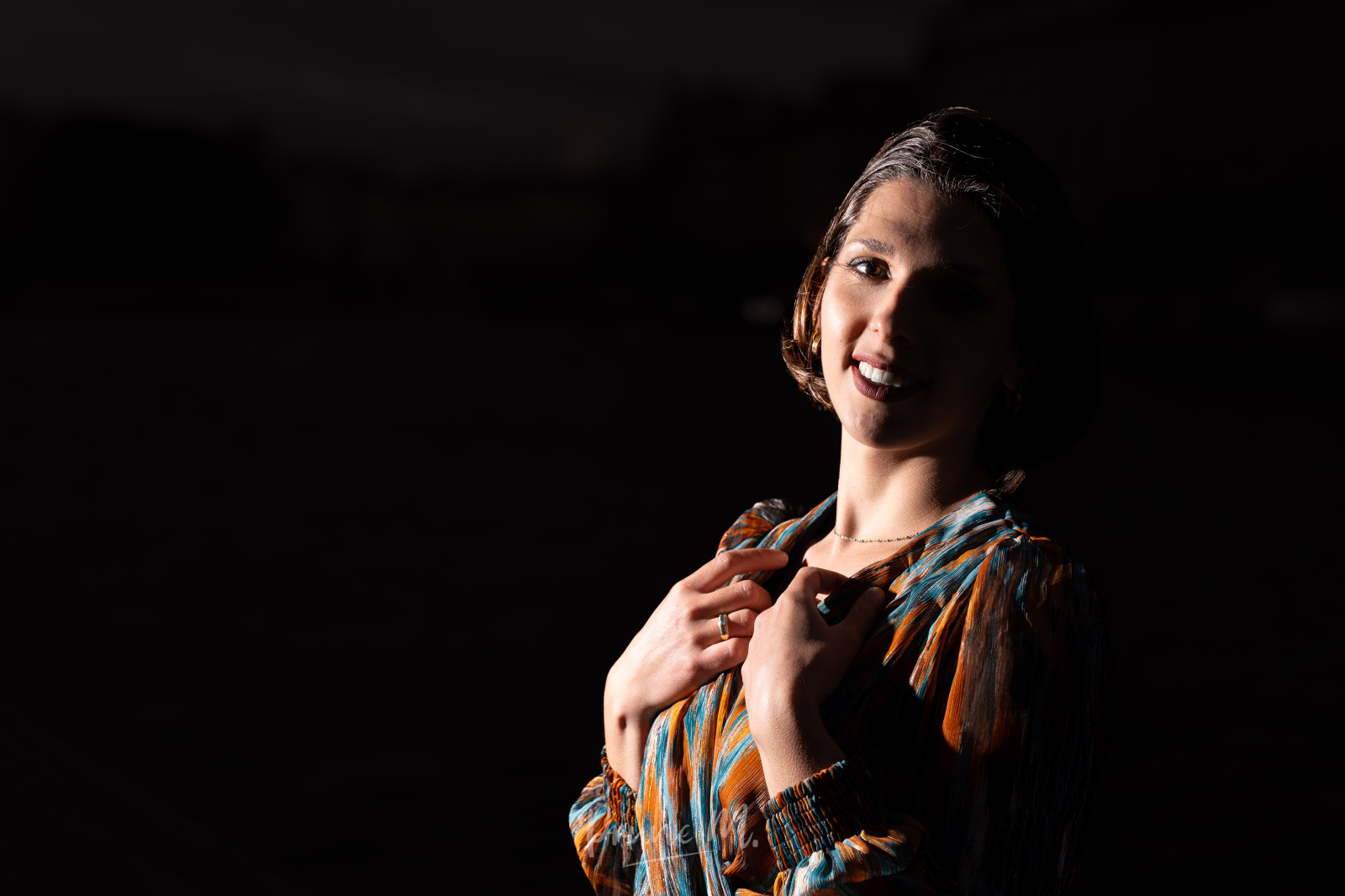 Dernière série avec @beny.model - merci encore pour tes superbes poses 💁‍♀️

(J'ai pris le parti de pousser à fond la sous exposition de l'arrière plan pour rappeler les portraits en studio, mais... des fois j'aime bien et des fois j'aime pas xD)