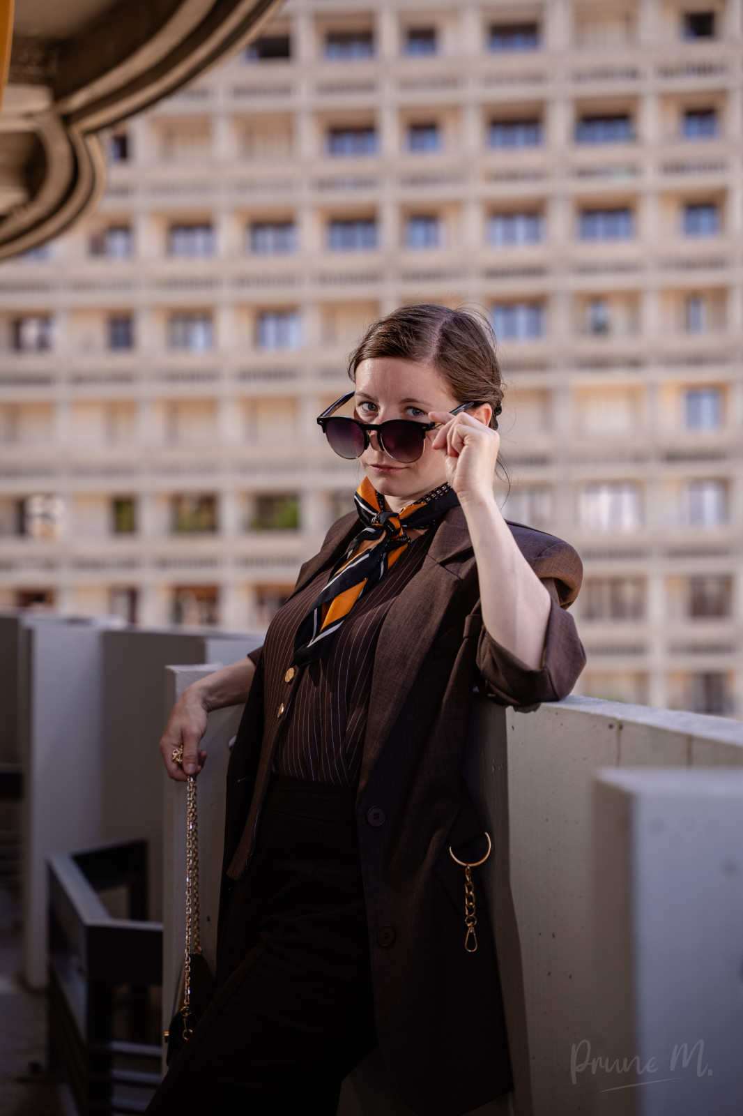 @anaisdelh@aol.fr avec sa belle tenue rétro 🥰 Plutôt en accord avec les immeubles du quartier !
