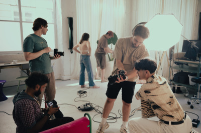 Atelier portrait en compagnie de nos participants. Un vrai plaisir à organiser et à vous accompagner dans vos réalisations ! 📸🪩🕺