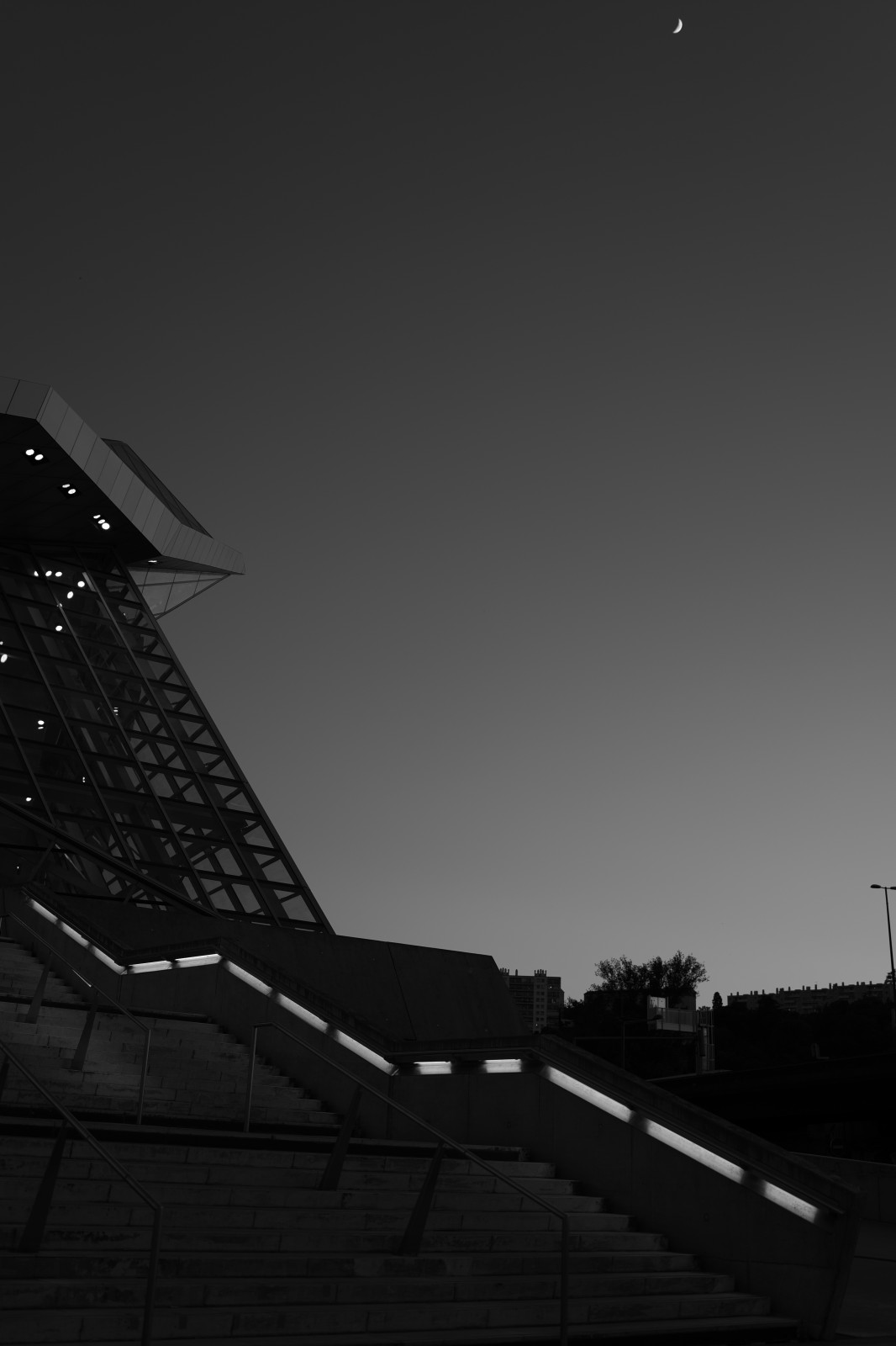 Sortie nocturne pour jouer avec les lumières du musée des confluences et la lune.