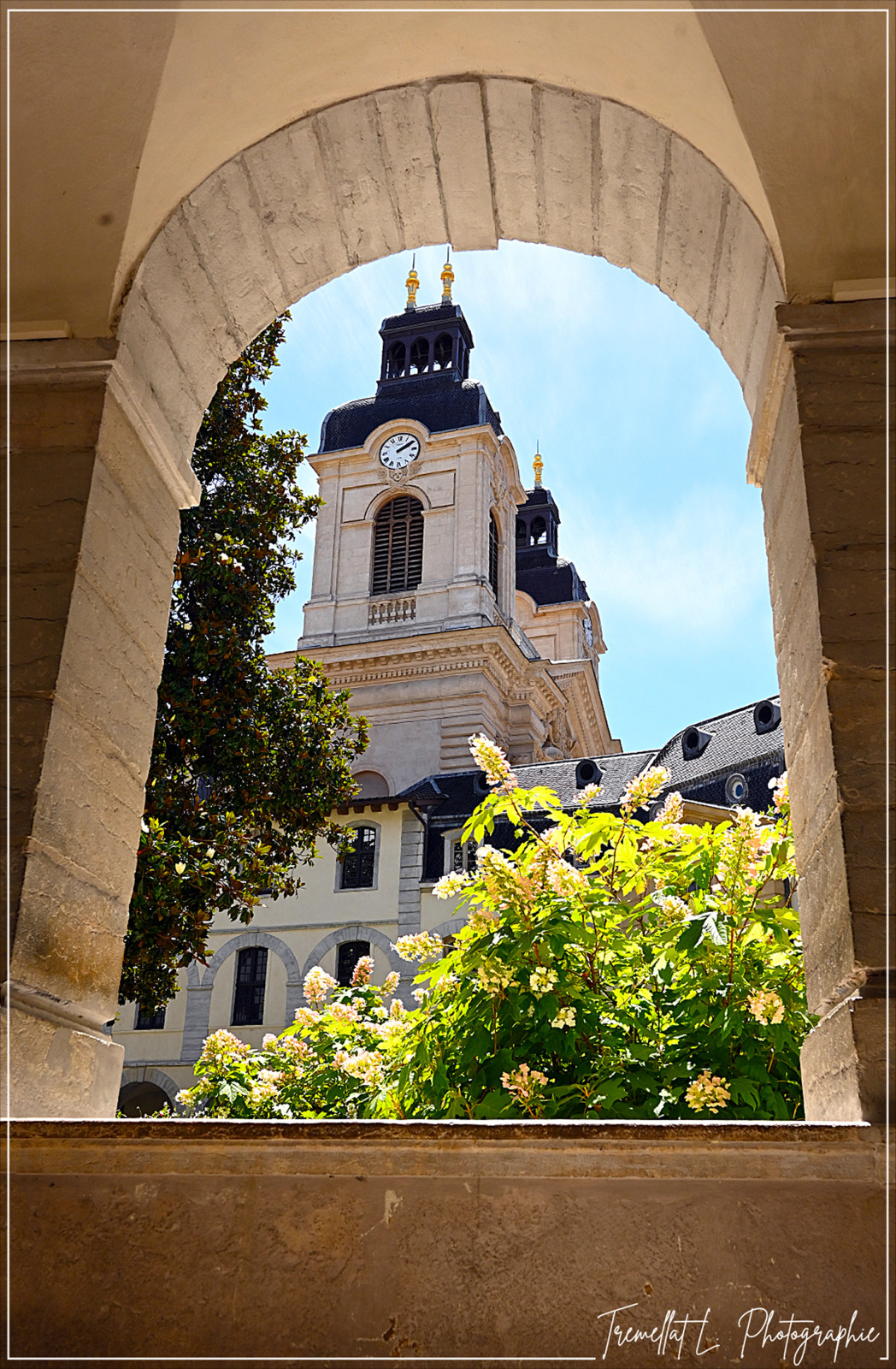Sous les arches du Grand Hôtel-Dieu