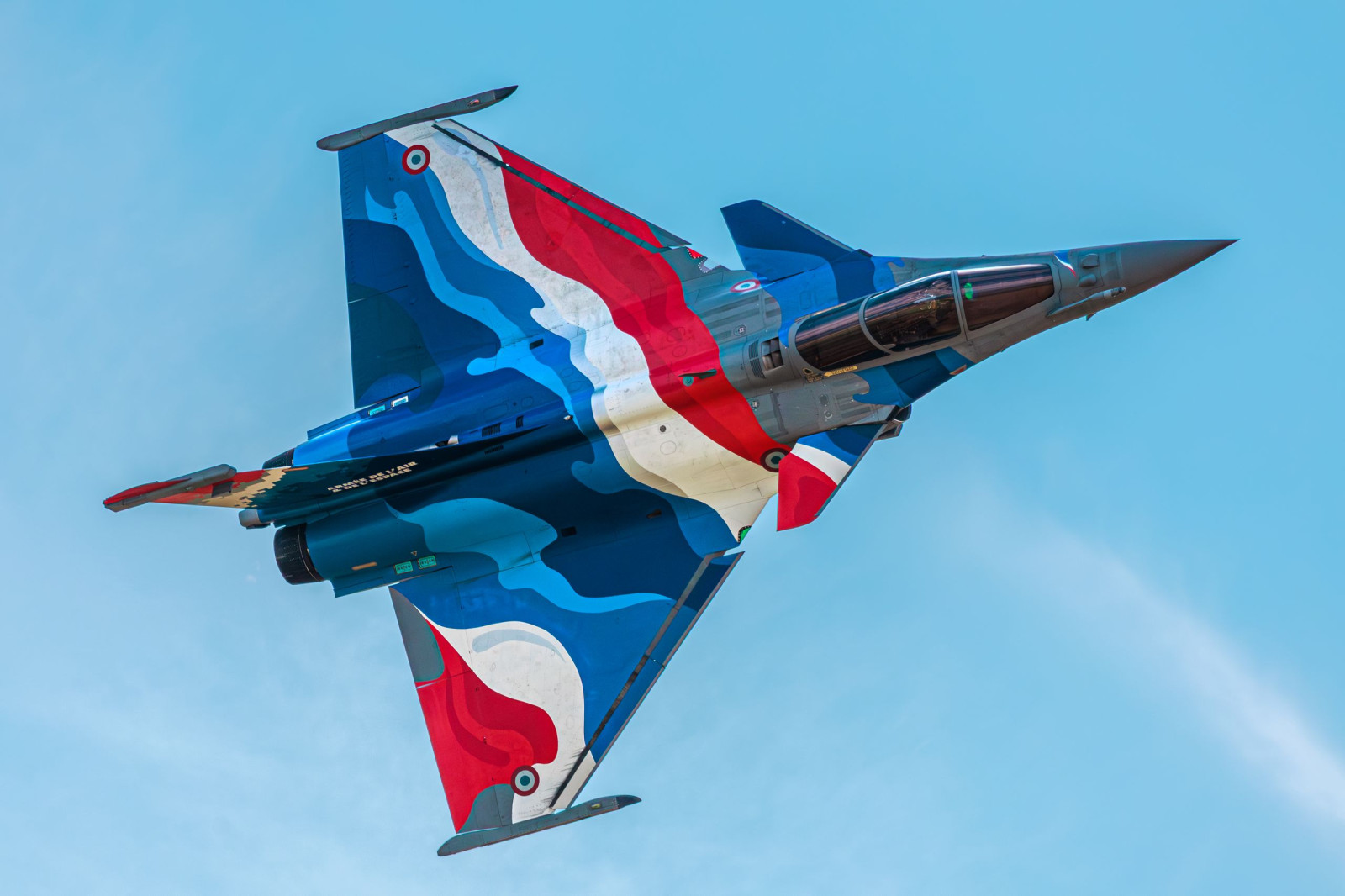 Et une de dessus ;).
Final des 25 ans d'action de l'Association "Un Avion, Un Enfant, Un Rêve".
Pour l'occasion, l'armée de l'air et de l'espace offre un énorme cadeau aux enfants et aux adultes handicapés, un show du RSD aux couleurs de 2026 et de l'équipe de voltige sur Extra 330SC.