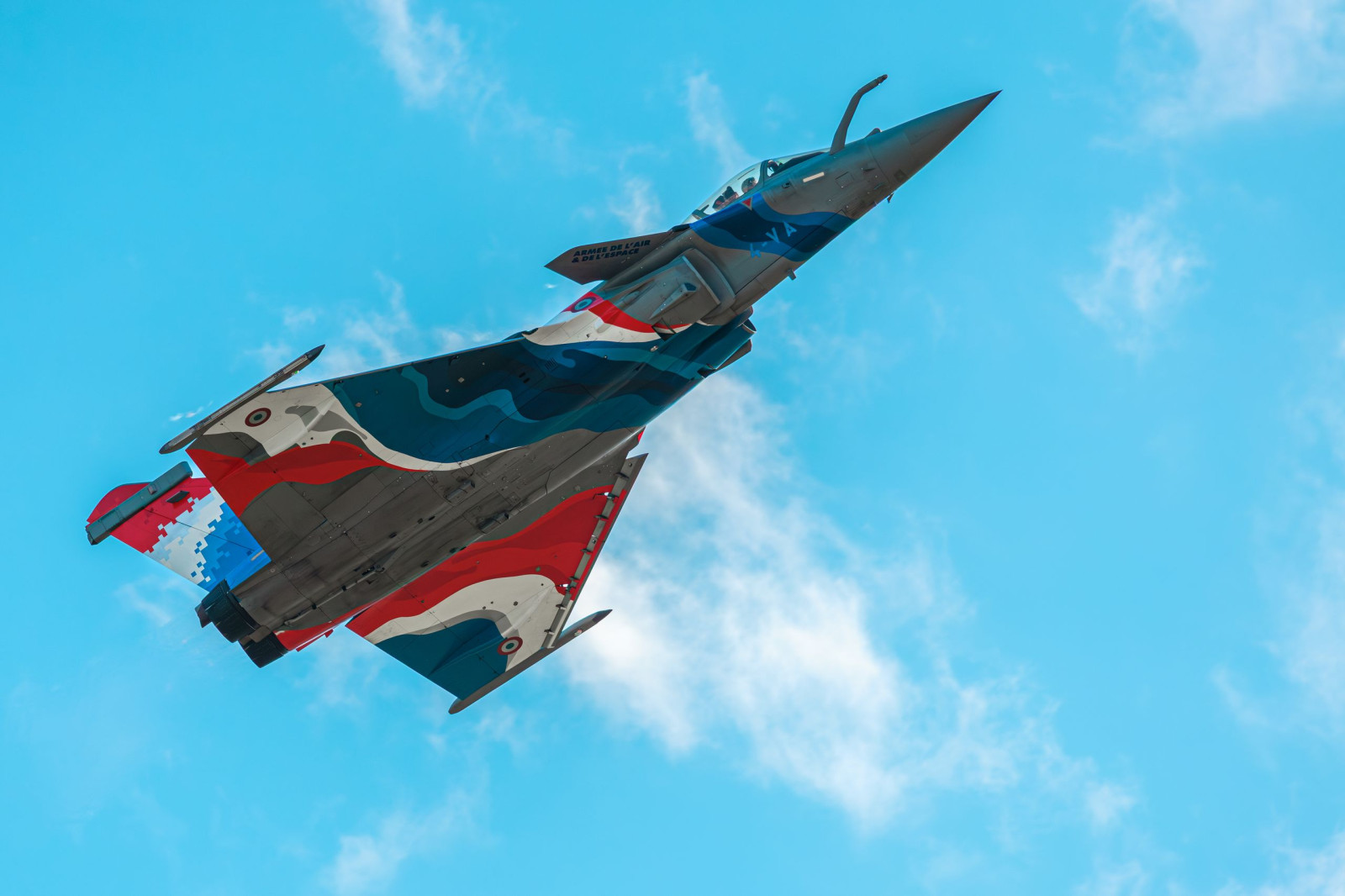On en rajoute une ;).
Final des 25 ans d'action de l'Association "Un Avion, Un Enfant, Un Rêve".  Pour l'occasion, l'armée de l'air et de l'espace offre un énorme cadeau aux enfants et aux adultes handicapés, un show du RSD aux couleurs de 2026 et de l'équipe de voltige sur Extra 330SC.