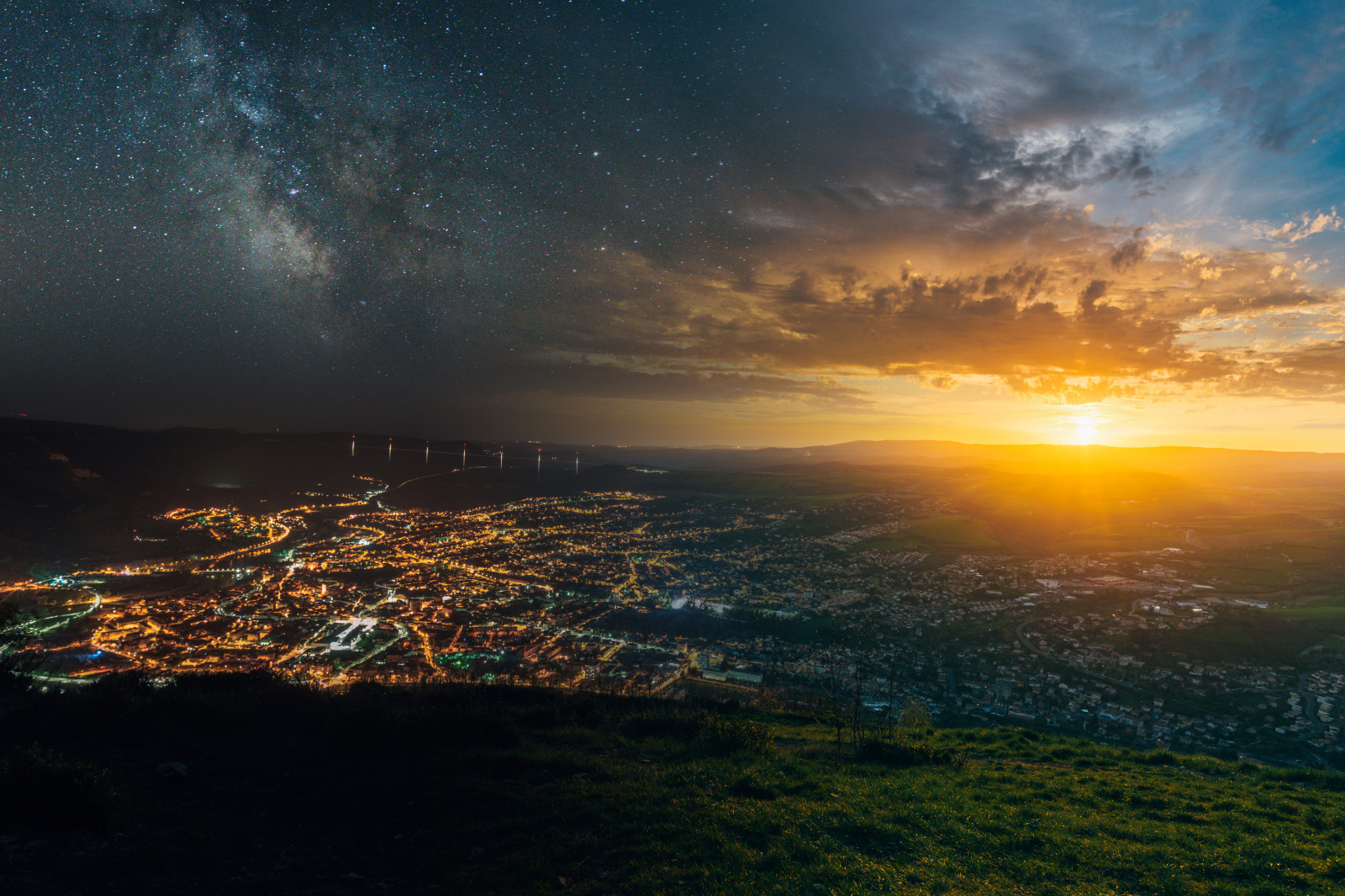 Une autre photo issue de mes series "Day To Night" réalisé au dessus de la ville de Millau ! 

Une prise de vue longue et fastidieuse entre 13h et 1h du matin sur le même spot !