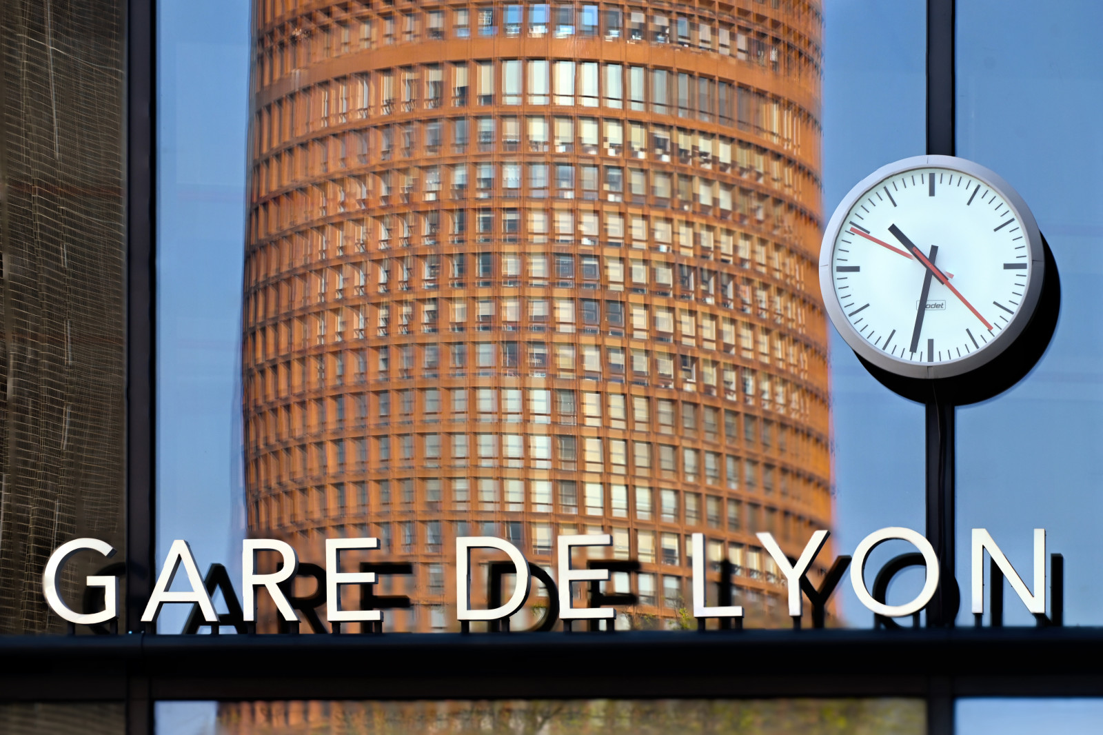 Une sortie LSP autour de l'rchitecture de la Part-Dieu m'avait donné l'idée d'une série autour des reflets de notre célèbre crayon : "Les réflections d'une vieille dame". Cette nouvelle photo vient s'ajouter à la série.
