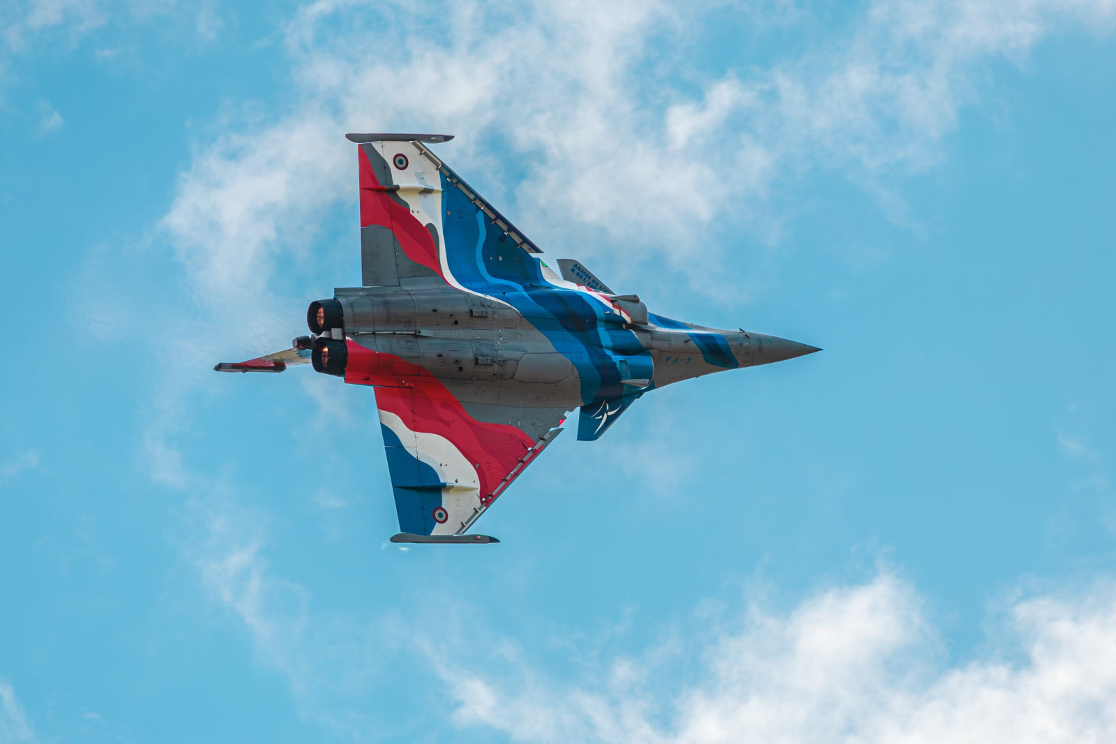 Final des 25 ans d'action de l'Association "Un Avion, Un Enfant, Un Rêve". Pour l'occasion, l'armée de l'air et de l'espace offre un énorme cadeau aux enfants et aux adultes handicapés, un show du RSD aux couleurs de 2026 et de l'équipe de voltige sur Extra 330SC.