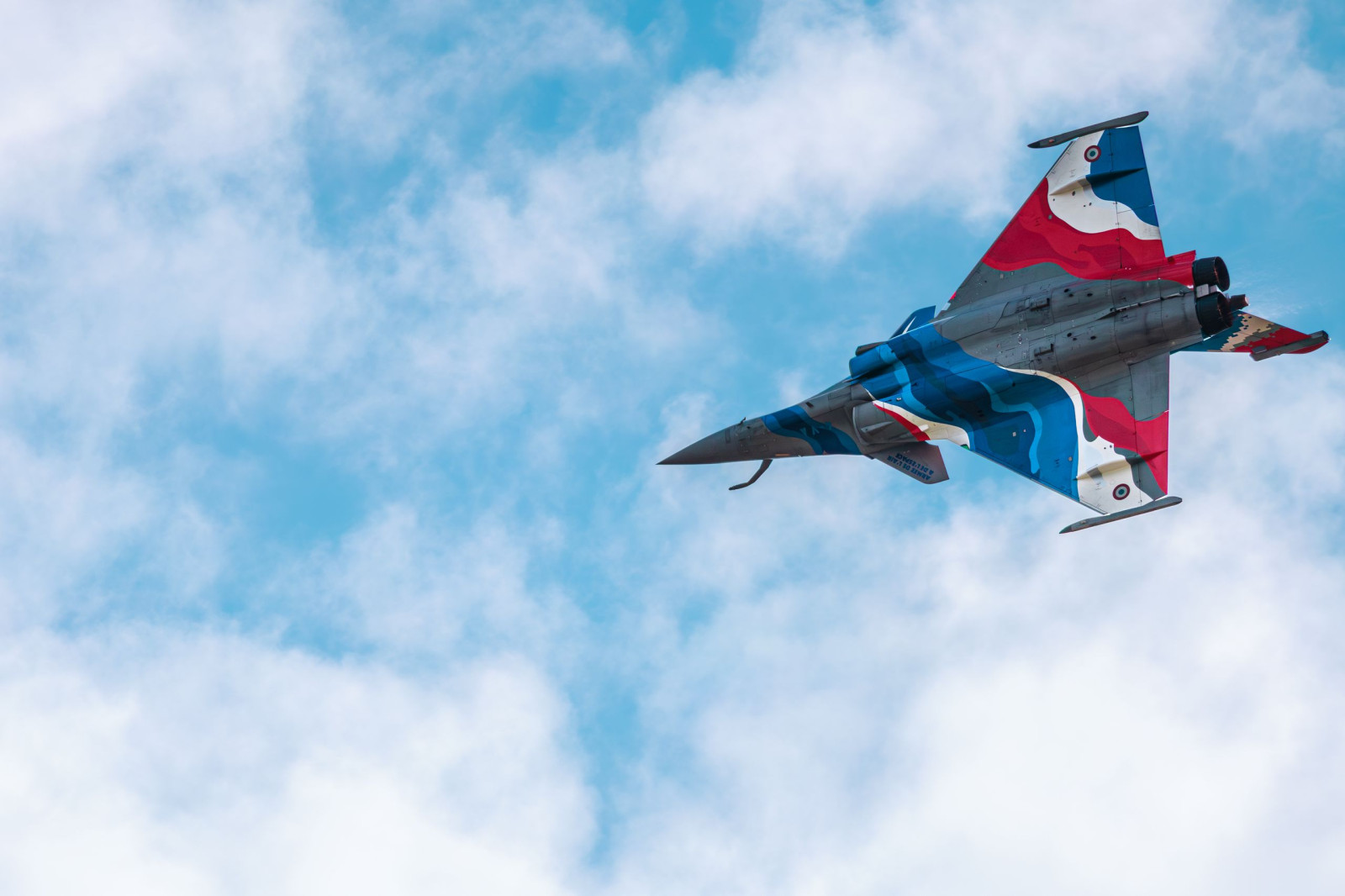 Final des 25 ans d'action de l'Association "Un Avion, Un Enfant, Un Rêve". Pour l'occasion, l'armée de l'air et de l'espace offre un énorme cadeau aux enfants et aux adultes handicapés, un show du RSD aux couleurs de 2026 et de l'équipe de voltige sur Extra 330SC.