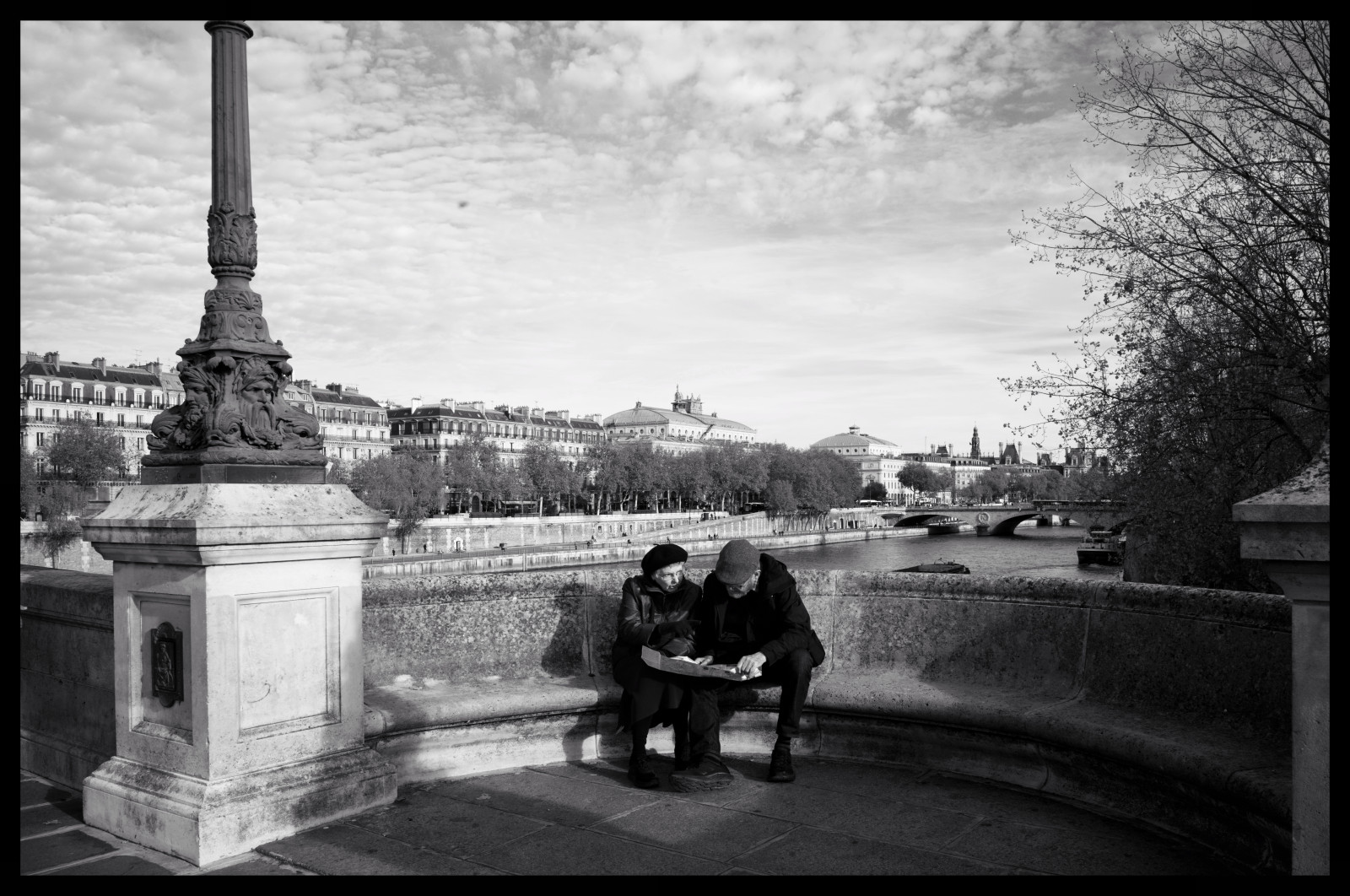 Pont-Neuf, à Paris : deux navigateurs pédestres marquent un temps d’arrêt pour s’entendre sur le prochain cap.