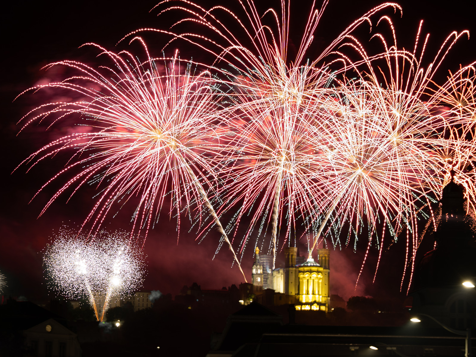 🎆 Retour en images sur les feux d'artifices du 14 juillet dernier, tirés au dessus de notre belle Basilique de Fourvière !