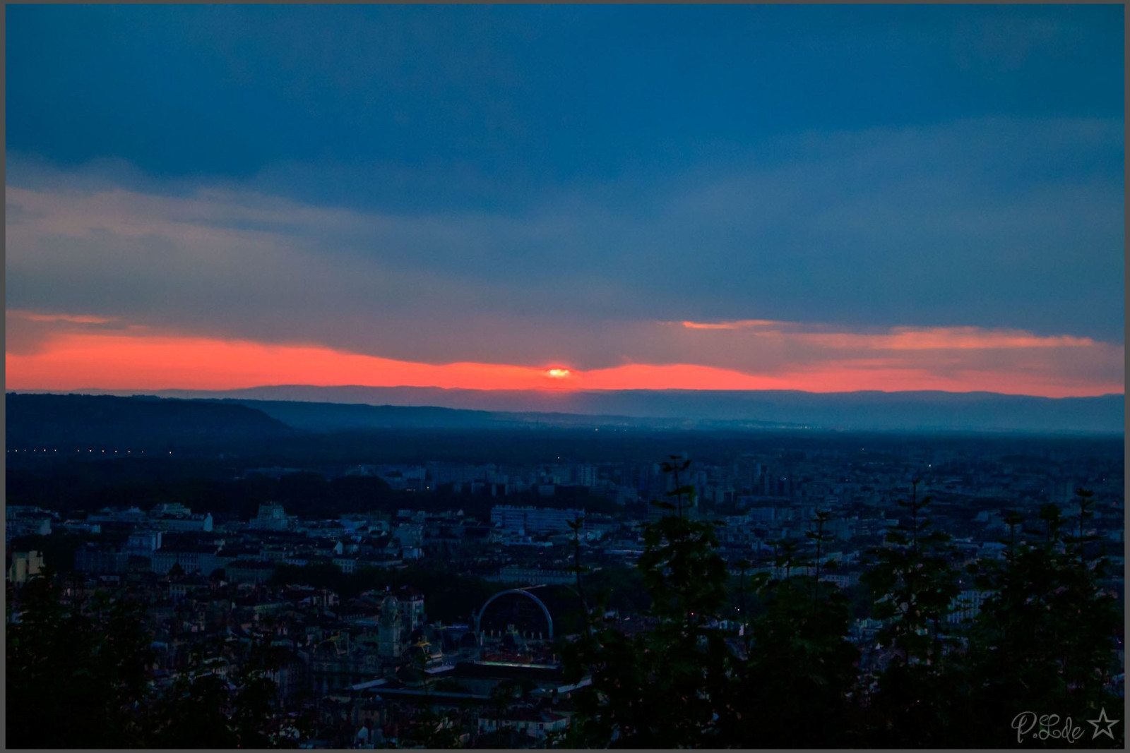 Lever de soleil vu de Fourvière, apres quelques péripéties 😉😊
En ce qui me concerne un retard dû aux 2 funiculaires qui ont mis un temps infini pour arriver et partir car il fallait nettoyer la voiture entre autre et moi l'œil sur la pendule, me disant : "Punaise, le soleil va pas m'attendre..."
Retrouvailles avec Françoise et Béatrice, mais portes closes, les grilles de l'esplanade n'ouvrent pas avant 6H et le gardien était en retard 🙂🙃 probablement à cause du funiculaire 😇 et en prime quelques gouttes de pluie qui ne présageaient rien de bon ... 
Et voilà ! Ouf ! Marie veillait sur nous ... 
Quel "pestakle" un superbe ciel rouge flamboyant accompagnant l’arrivée de Monsieur soleil
