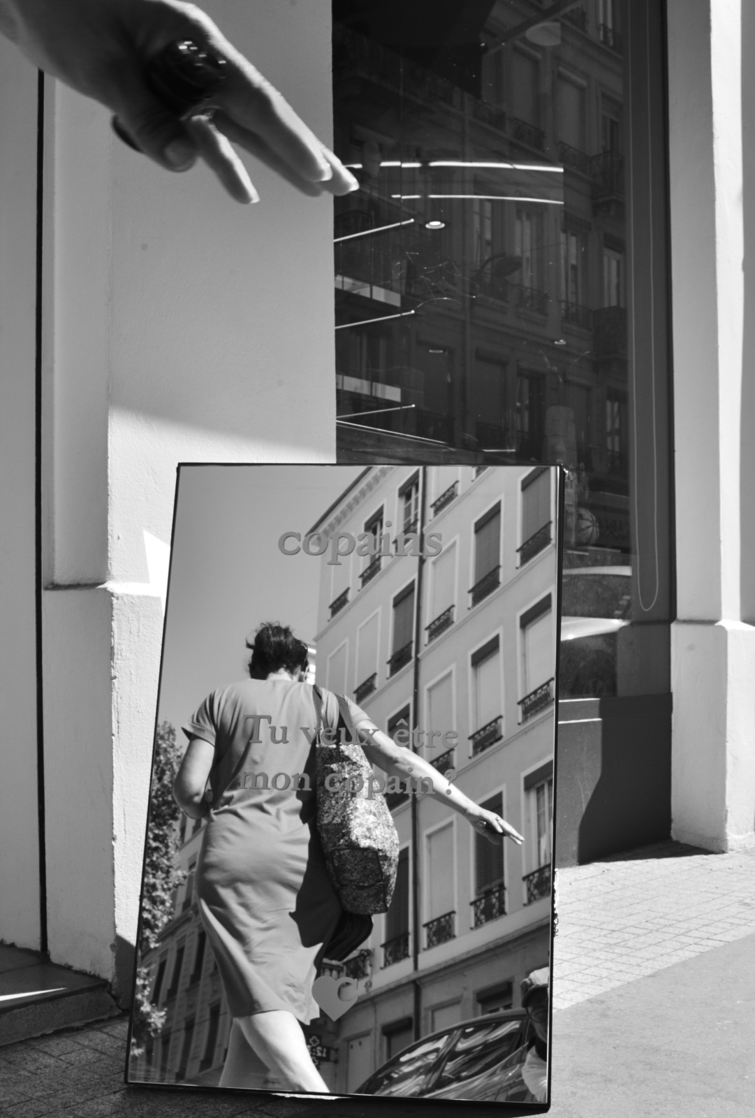 Une opportunité : un miroir en peine rue. Un coup de chance : une main mystérieuse, mystérieusement parallèle au bras du personnage !
