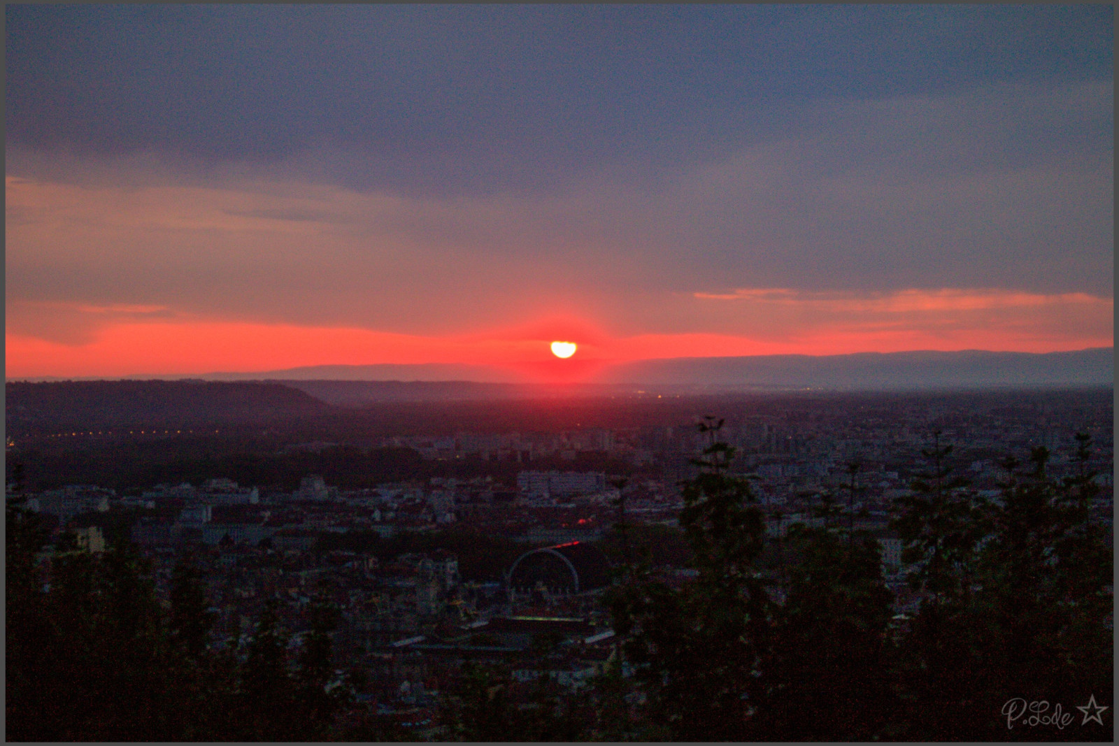Lever de soleil vu de Fourvière, apres quelques péripéties 😉😊
En ce qui me concerne un retard dû aux 2 funiculaires qui ont mis un temps infini pour arriver et partir car il fallait nettoyer la voiture entre autre et moi l'œil sur la pendule, me disant : "Punaise, le soleil va pas m'attendre..."
Retrouvailles avec Françoise et Béatrice, mais portes closes, les grilles de l'esplanade n'ouvrent pas avant 6H et le gardien était en retard 🙂🙃 probablement à cause du funiculaire 😇 et en prime quelques gouttes de pluie qui ne présageaient rien de bon ... 
Et voilà ! Ouf ! Marie veillait sur nous ... 
Quel "pestakle" un superbe ciel rouge flamboyant accompagnant l’arrivée de Monsieur soleil