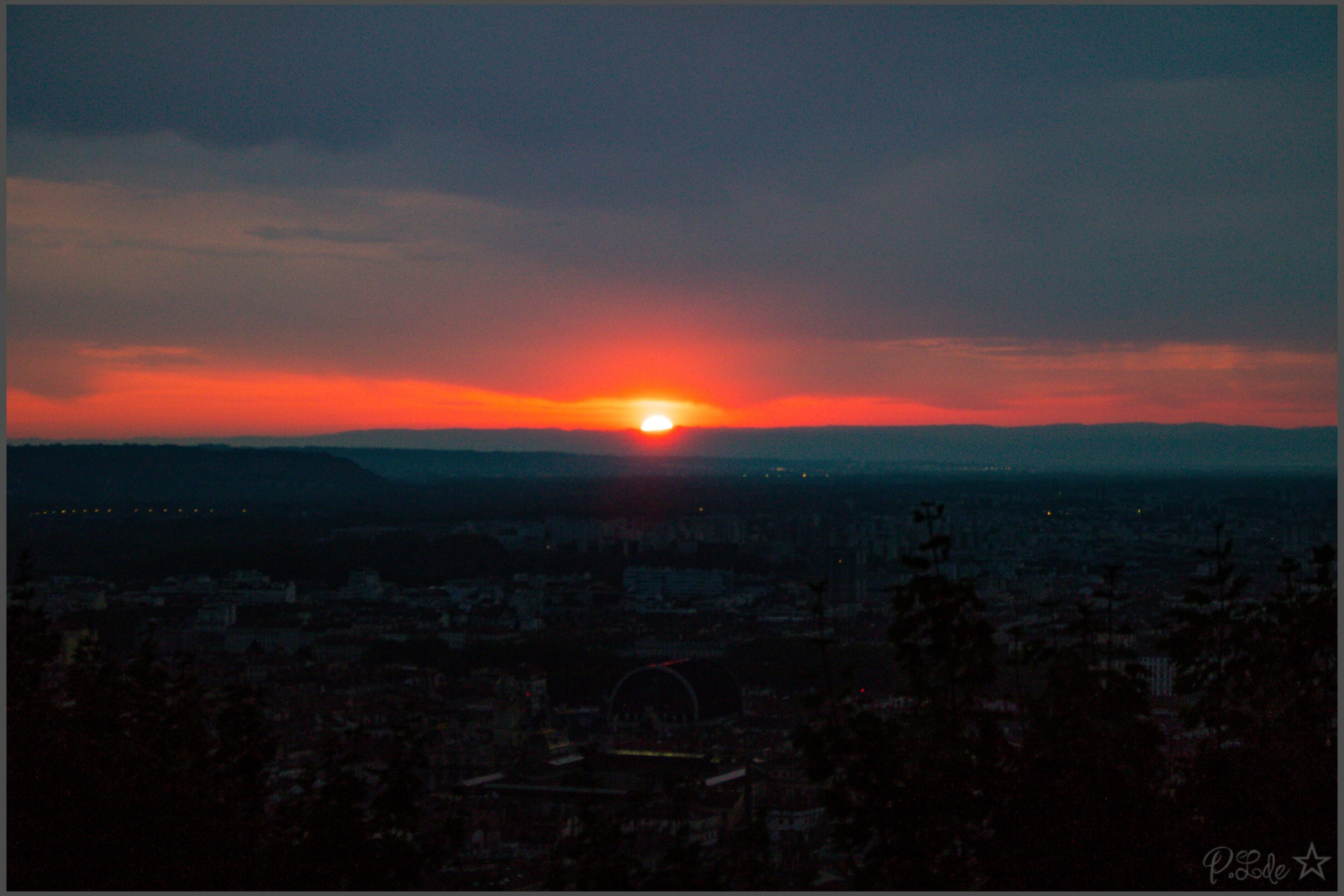 Lever de soleil vu de Fourvière, apres quelques péripéties 😉😊
En ce qui me concerne un retard dû aux 2 funiculaires qui ont mis un temps infini pour arriver et partir car il fallait nettoyer la voiture entre autre et moi l'œil sur la pendule, me disant : "Punaise, le soleil va pas m'attendre..."
Retrouvailles avec Françoise et Béatrice, mais portes closes, les grilles de l'esplanade n'ouvrent pas avant 6H et le gardien était en retard 🙂🙃 probablement à cause du funiculaire 😇 et en prime quelques gouttes de pluie qui ne présageaient rien de bon ... 
Et voilà ! Ouf ! Marie veillait sur nous ... 
Quel "pestakle" un superbe ciel rouge flamboyant accompagnant l’arrivée de Monsieur soleil