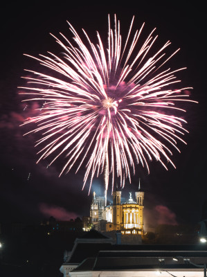 🎆 Retour en images sur les feux d'artifices du 14 juillet dernier, tirés au dessus de notre belle Basilique de Fourvière !