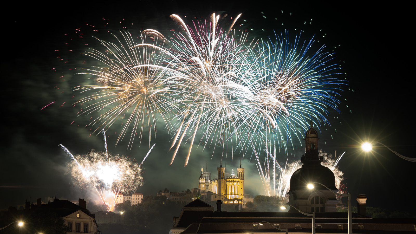 🎆 Retour en images sur les feux d'artifices du 14 juillet dernier, tirés au dessus de notre belle Basilique de Fourvière !