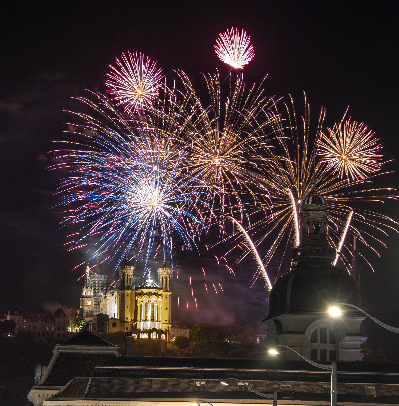 🎆 Retour en images sur les feux d'artifices du 14 juillet dernier, tirés au dessus de notre belle Basilique de Fourvière !