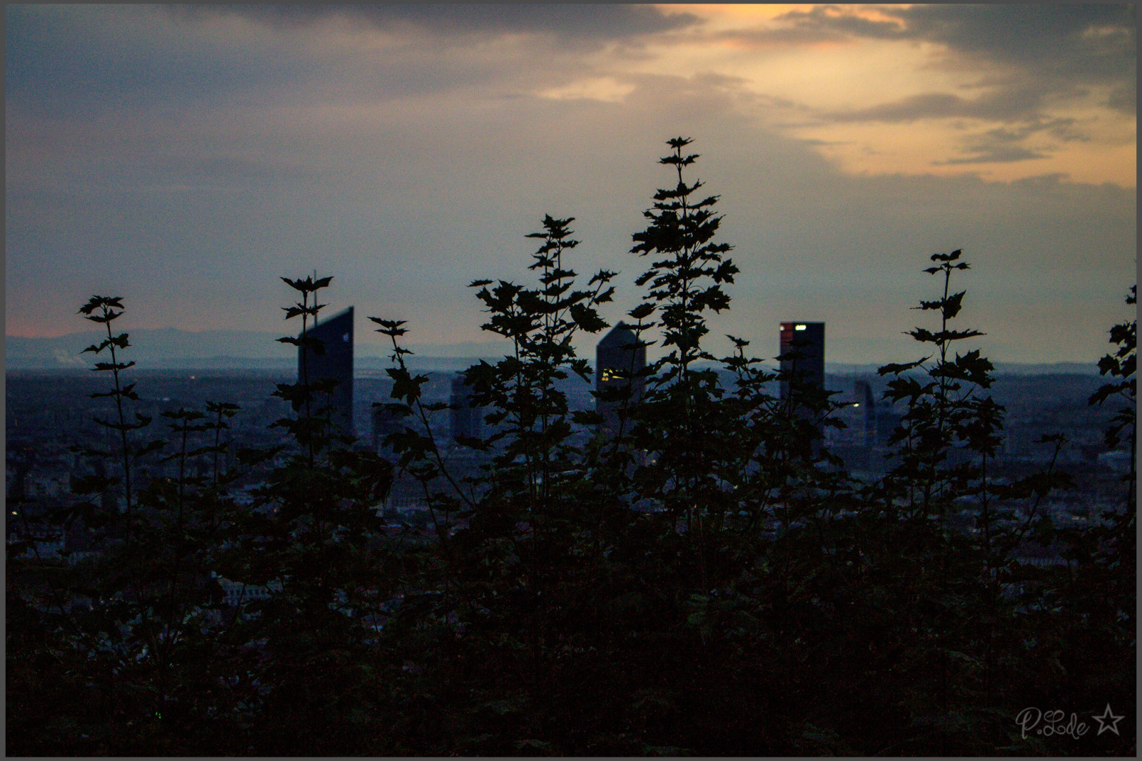 Lever de soleil vu de Fourvière, apres quelques péripéties 😉😊
En ce qui me concerne un retard dû aux 2 funiculaires qui ont mis un temps infini pour arriver et partir car il fallait nettoyer la voiture entre autre et moi l'œil sur la pendule, me disant : "Punaise, le soleil va pas m'attendre..."
Retrouvailles avec Françoise et Béatrice, mais portes closes, les grilles de l'esplanade n'ouvrent pas avant 6H et le gardien était en retard 🙂🙃 probablement à cause du funiculaire 😇 et en prime quelques gouttes de pluie qui ne présageaient rien de bon ... 
Et voilà ! Ouf ! Marie veillait sur nous ... 
Quel "pestakle" un superbe ciel rouge flamboyant accompagnant l’arrivée de Monsieur soleil