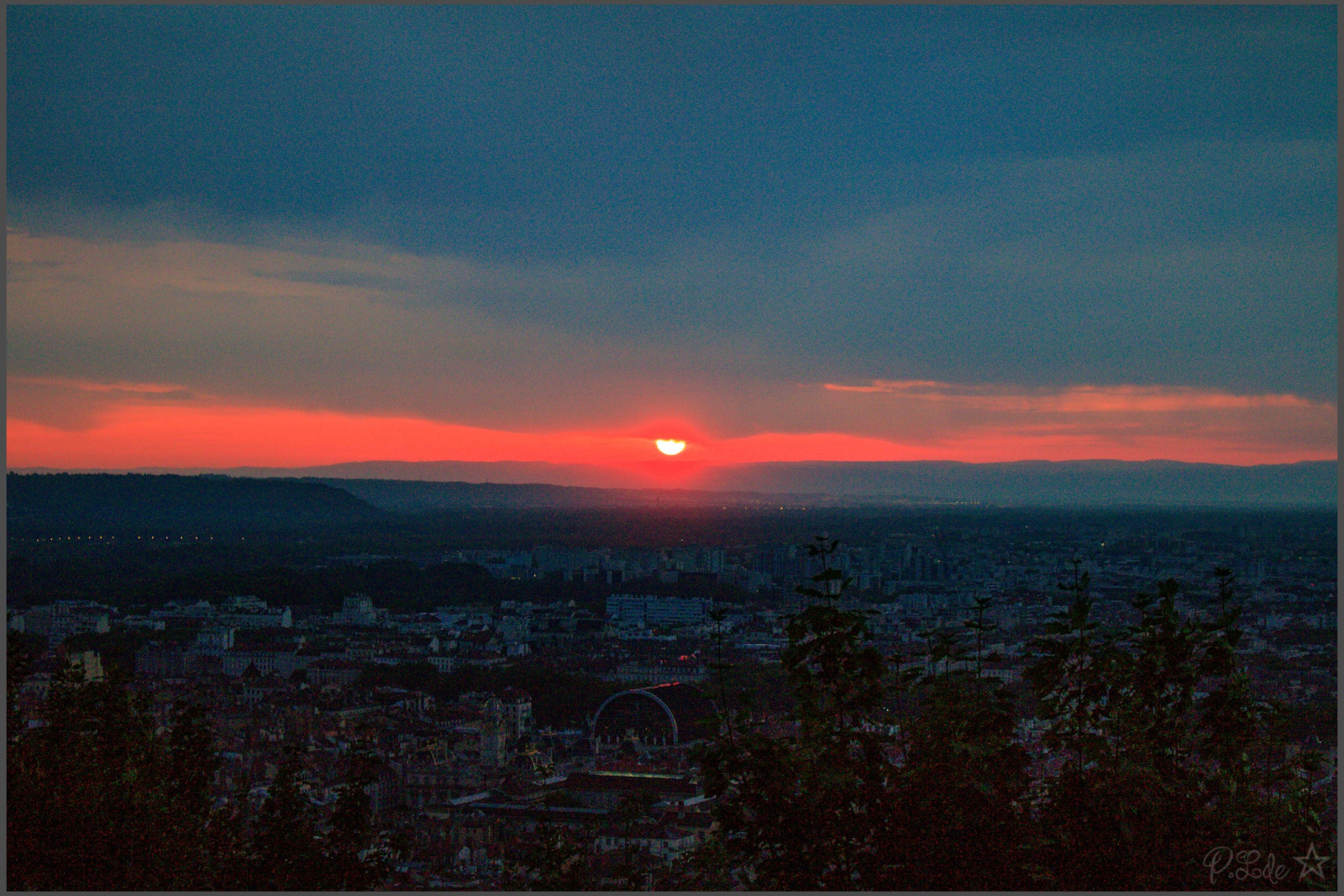 Lever de soleil vu de Fourvière, apres quelques péripéties 😉😊
En ce qui me concerne un retard dû aux 2 funiculaires qui ont mis un temps infini pour arriver et partir car il fallait nettoyer la voiture entre autre et moi l'œil sur la pendule, me disant : "Punaise, le soleil va pas m'attendre..."
Retrouvailles avec Françoise et Béatrice, mais portes closes, les grilles de l'esplanade n'ouvrent pas avant 6H et le gardien était en retard 🙂🙃 probablement à cause du funiculaire 😇 et en prime quelques gouttes de pluie qui ne présageaient rien de bon ... 
Et voilà ! Ouf ! Marie veillait sur nous ... 
Quel "pestakle" un superbe ciel rouge flamboyant accompagnant l’arrivée de Monsieur soleil