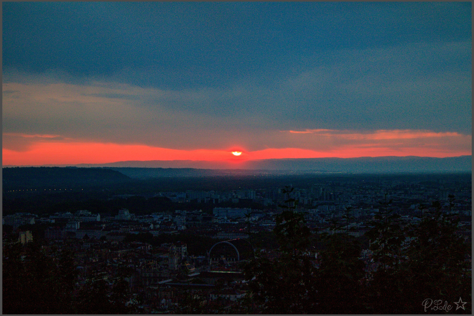 Lever de soleil vu de Fourvière, apres quelques péripéties 😉😊
En ce qui me concerne un retard dû aux 2 funiculaires qui ont mis un temps infini pour arriver et partir car il fallait nettoyer la voiture entre autre et moi l'œil sur la pendule, me disant : "Punaise, le soleil va pas m'attendre..."
Retrouvailles avec Françoise et Béatrice, mais portes closes, les grilles de l'esplanade n'ouvrent pas avant 6H et le gardien était en retard 🙂🙃 probablement à cause du funiculaire 😇 et en prime quelques gouttes de pluie qui ne présageaient rien de bon ... 
Et voilà ! Ouf ! Marie veillait sur nous ... 
Quel "pestakle" un superbe ciel rouge flamboyant accompagnant l’arrivée de Monsieur soleil
