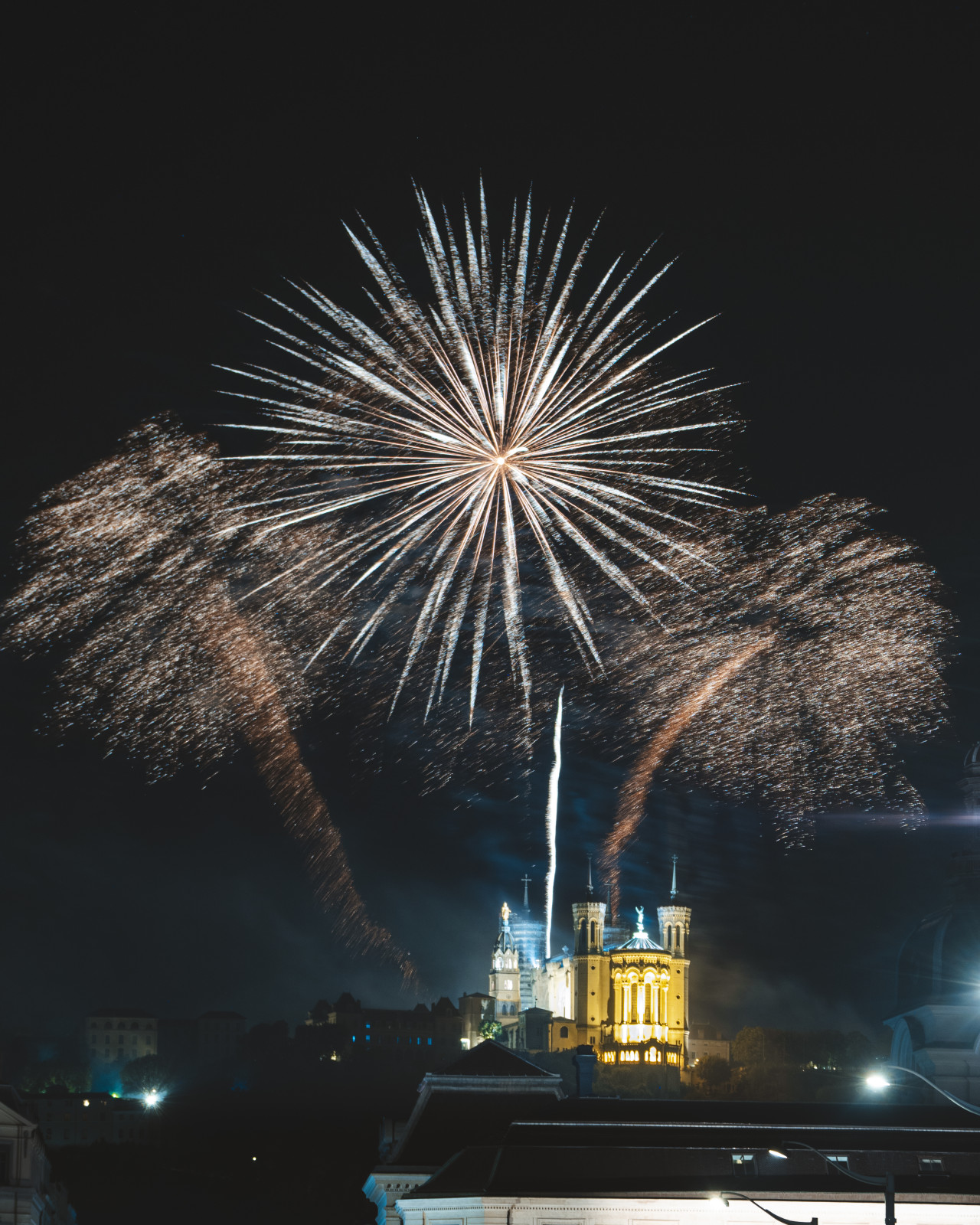 🎆 Retour en images sur les feux d'artifices du 14 juillet dernier, tirés au dessus de notre belle Basilique de Fourvière !