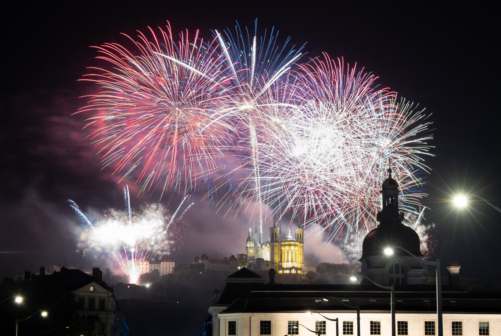 🎆 Retour en images sur les feux d'artifices du 14 juillet dernier, tirés au dessus de notre belle Basilique de Fourvière !