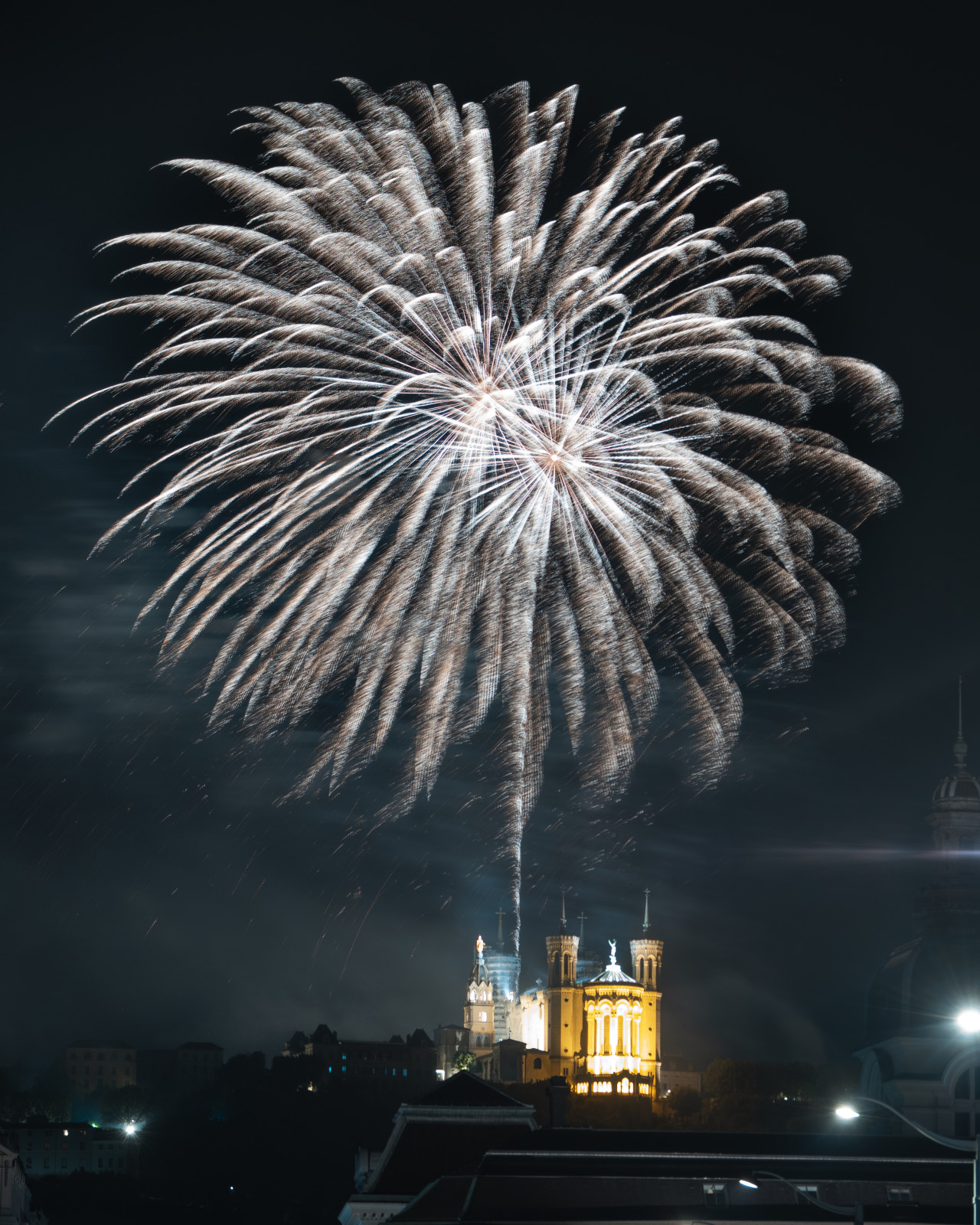 🎆 Retour en images sur les feux d'artifices du 14 juillet dernier, tirés au dessus de notre belle Basilique de Fourvière !