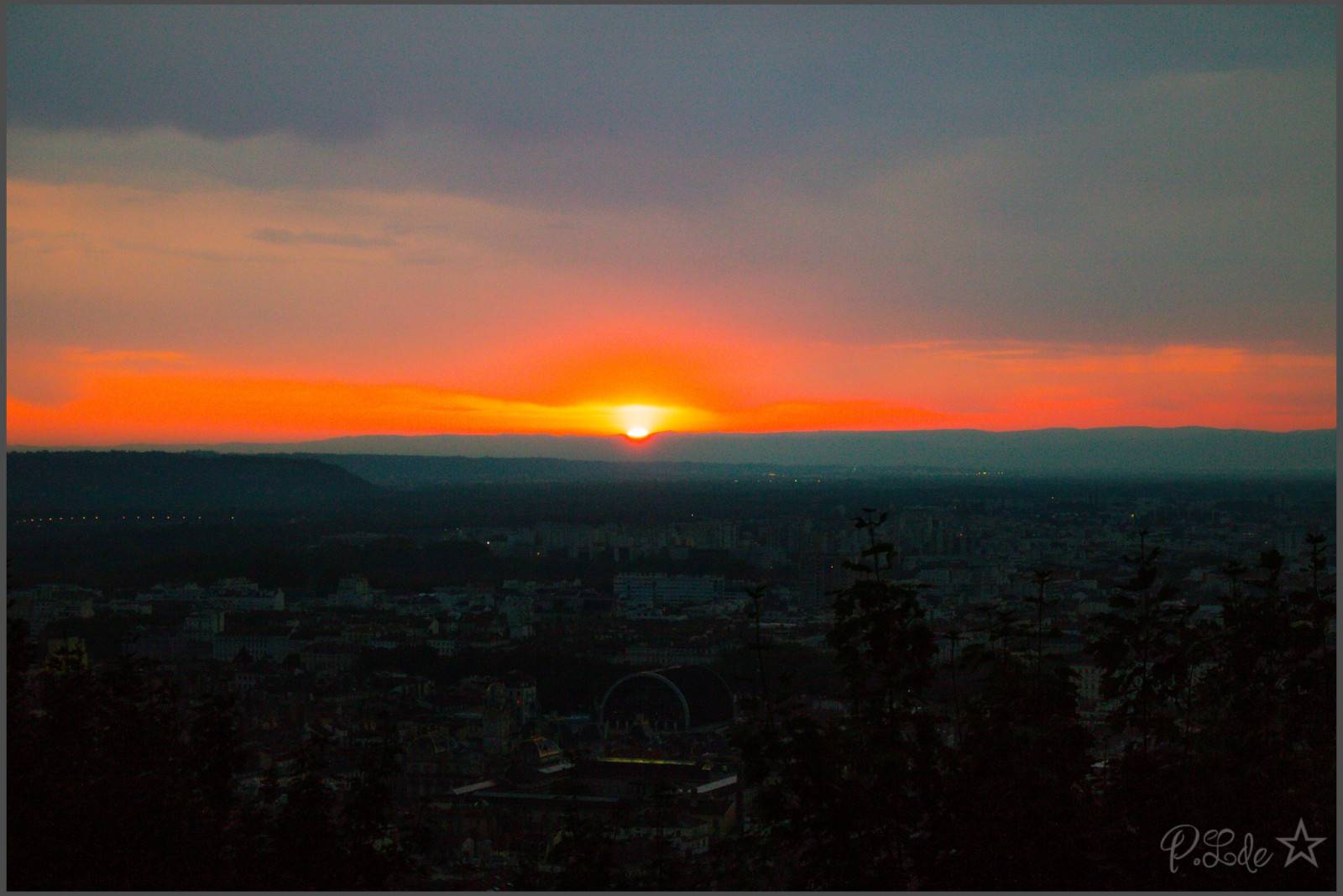 Lever de soleil vu de Fourvière, apres quelques péripéties 😉😊
En ce qui me concerne un retard dû aux 2 funiculaires qui ont mis un temps infini pour arriver et partir car il fallait nettoyer la voiture entre autre et moi l'œil sur la pendule, me disant : "Punaise, le soleil va pas m'attendre..."
Retrouvailles avec Françoise et Béatrice, mais portes closes, les grilles de l'esplanade n'ouvrent pas avant 6H et le gardien était en retard 🙂🙃 probablement à cause du funiculaire 😇 et en prime quelques gouttes de pluie qui ne présageaient rien de bon ... 
Et voilà ! Ouf ! Marie veillait sur nous ... 
Quel "pestakle" un superbe ciel rouge flamboyant accompagnant l’arrivée de Monsieur soleil