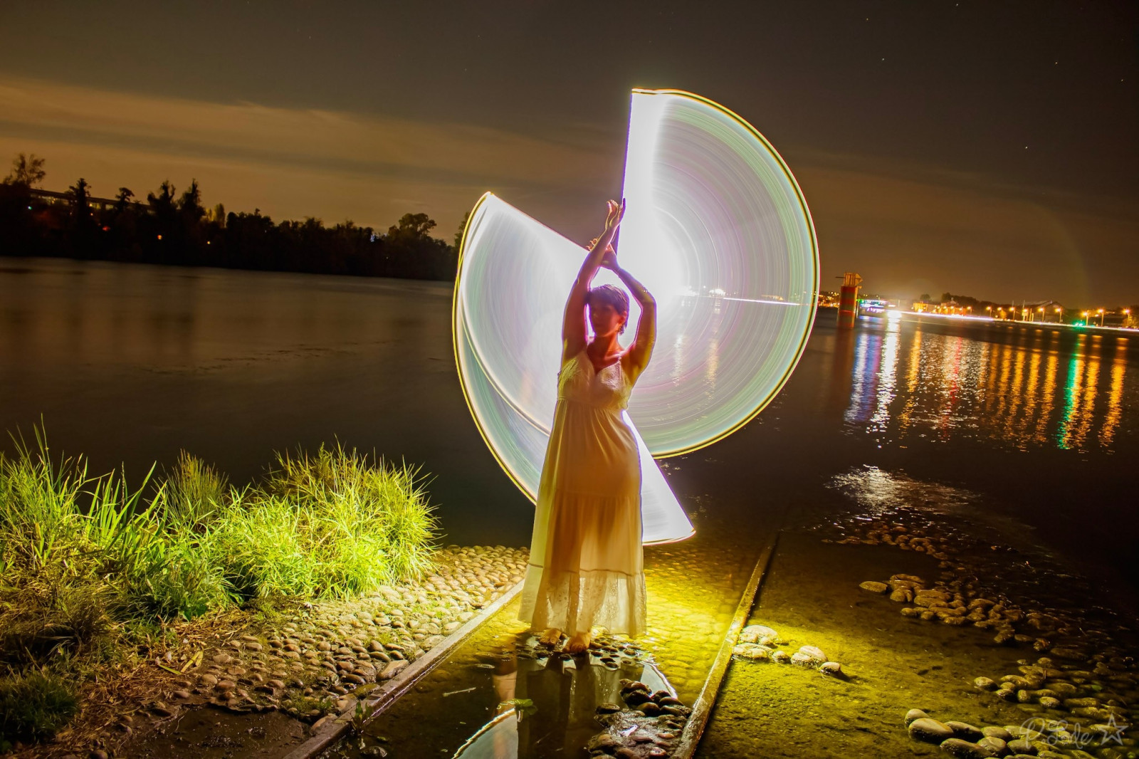 Voila la contribution à cette sortie lightpainting de vendredi soir ...