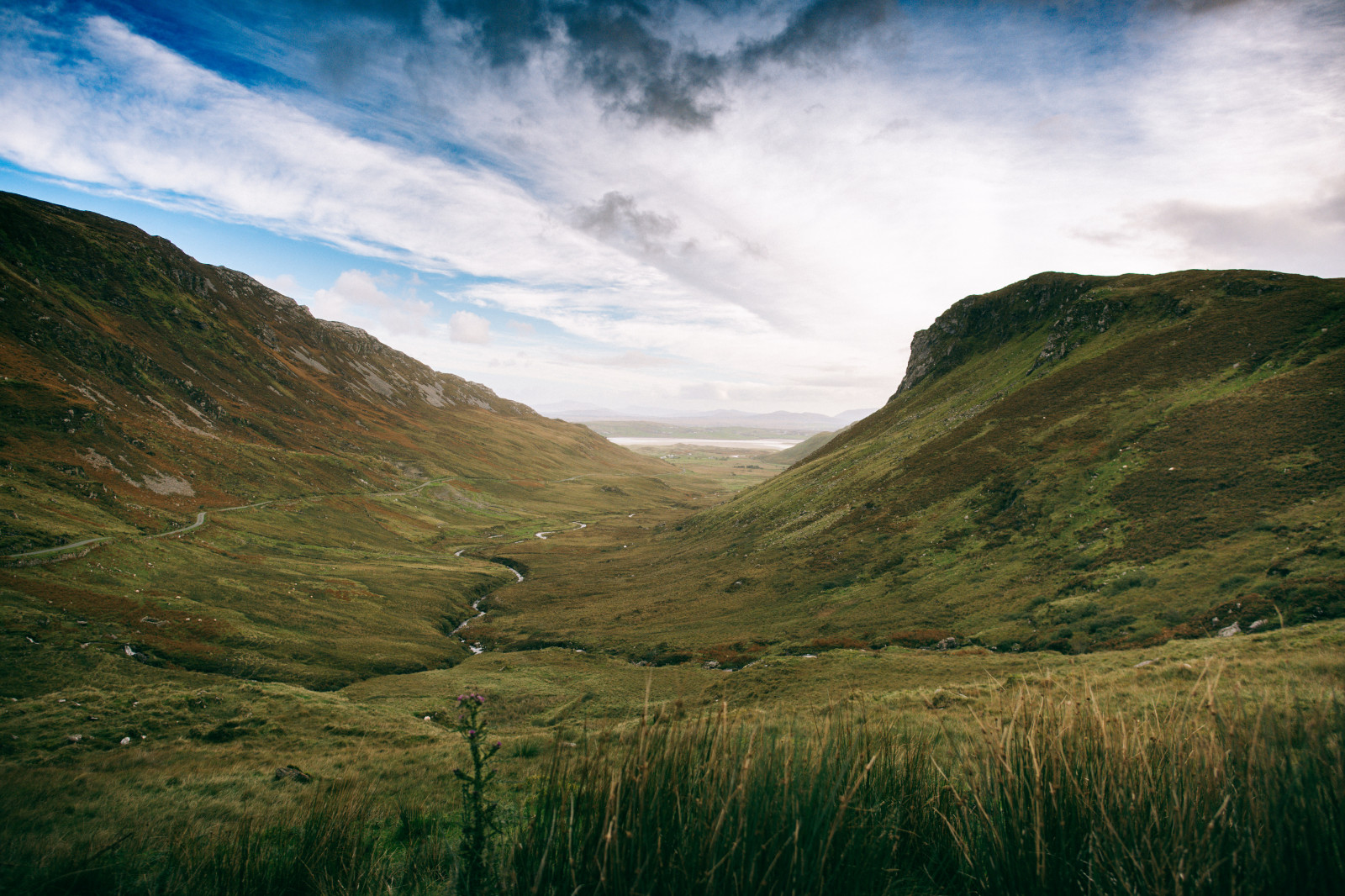 Histoire de voyager un peu, quelques photos issues d'un road trip en Irlande ! 

Photo 1 : Le Ben Bulben vue du ciel ! 
Photo 2 : La cote proche du Wee House of Malin, sur la route de Malin Head ! Une ambiance hors norme
Photo 3 : Le Grianán Ailigh (à prononcer 
Grianán of Aileach) , lieu plein de mémoire pour les irlandais.
Photo 4 : Crohy Head Sea Arch, conditions compliqués pour s'y rendre !
Photo 5 : Sur la route de Malin Head
Photo 6 : Vue sur l'Owenwee River
Photo 7 : Le mythique Down Patrick Head vu du ciel, une ambiance indescriptible ce jour la !