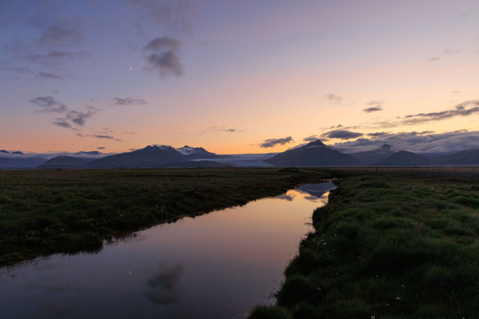 Crépuscule sur les terres
La lumière dort sur l’eau
Souvenir d’Islande