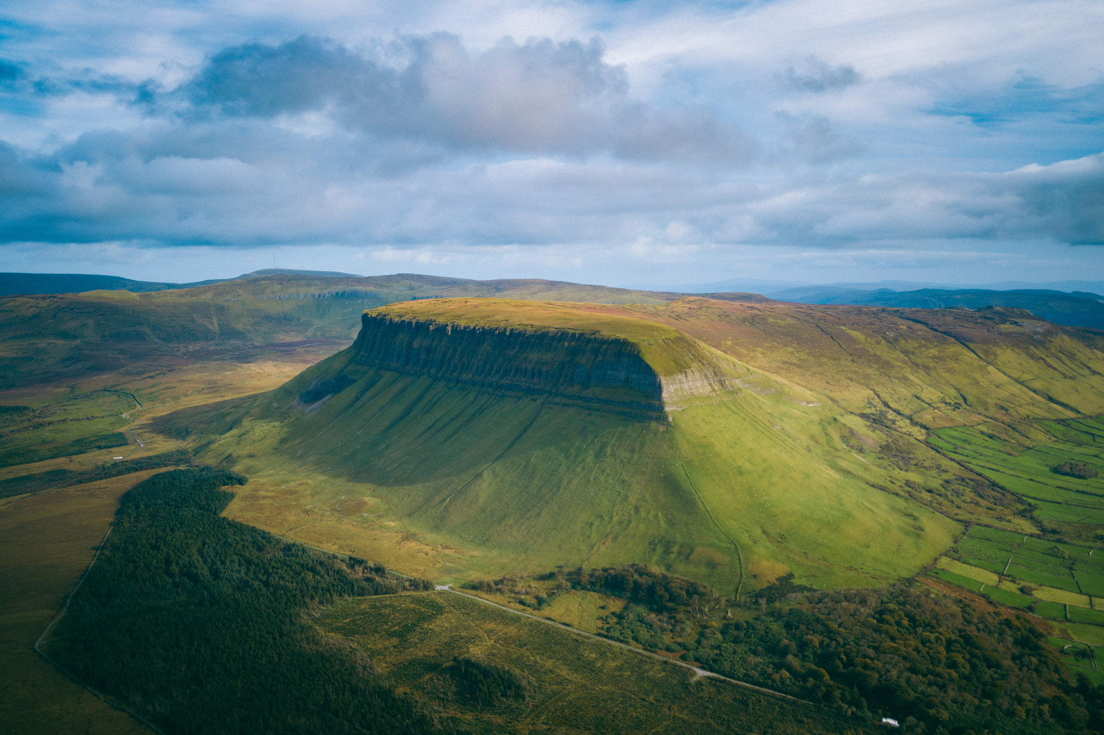 Histoire de voyager un peu, quelques photos issues d'un road trip en Irlande ! 

Photo 1 : Le Ben Bulben vue du ciel ! 
Photo 2 : La cote proche du Wee House of Malin, sur la route de Malin Head ! Une ambiance hors norme
Photo 3 : Le Grianán Ailigh (à prononcer 
Grianán of Aileach) , lieu plein de mémoire pour les irlandais.
Photo 4 : Crohy Head Sea Arch, conditions compliqués pour s'y rendre !
Photo 5 : Sur la route de Malin Head
Photo 6 : Vue sur l'Owenwee River
Photo 7 : Le mythique Down Patrick Head vu du ciel, une ambiance indescriptible ce jour la !