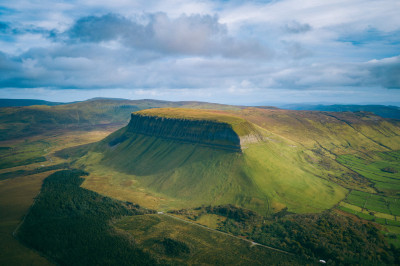 Histoire de voyager un peu, quelques photos issues d'un road trip en Irlande ! 

Photo 1 : Le Ben Bulben vue du ciel ! 
Photo 2 : La cote proche du Wee House of Malin, sur la route de Malin Head ! Une ambiance hors norme
Photo 3 : Le Grianán Ailigh (à prononcer 
Grianán of Aileach) , lieu plein de mémoire pour les irlandais.
Photo 4 : Crohy Head Sea Arch, conditions compliqués pour s'y rendre !
Photo 5 : Sur la route de Malin Head
Photo 6 : Vue sur l'Owenwee River
Photo 7 : Le mythique Down Patrick Head vu du ciel, une ambiance indescriptible ce jour la !