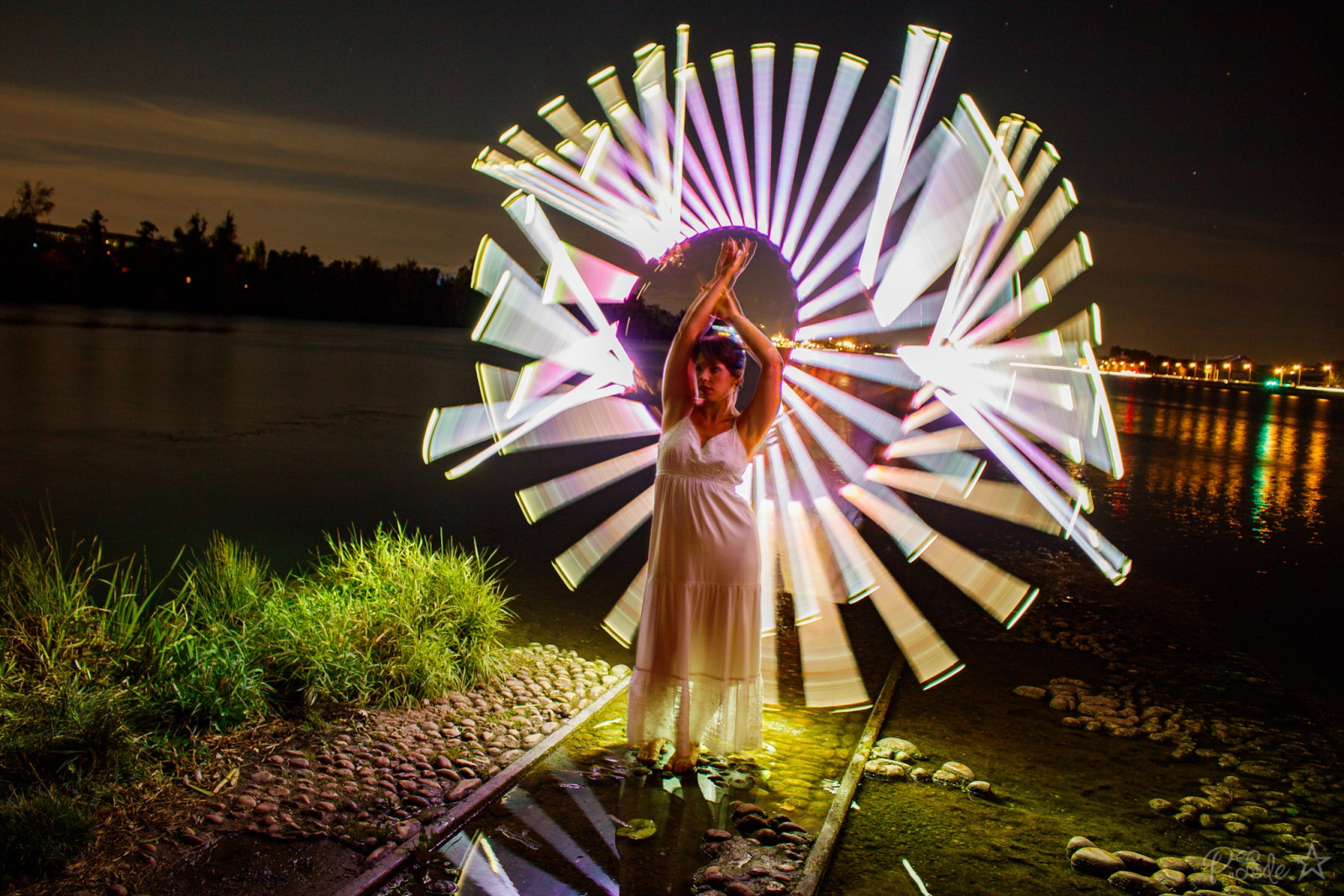 Voila la contribution à cette sortie lightpainting de vendredi soir ...