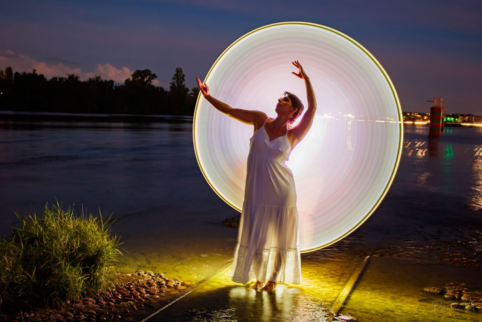 Voila la contribution à cette sortie lightpainting de vendredi soir ...