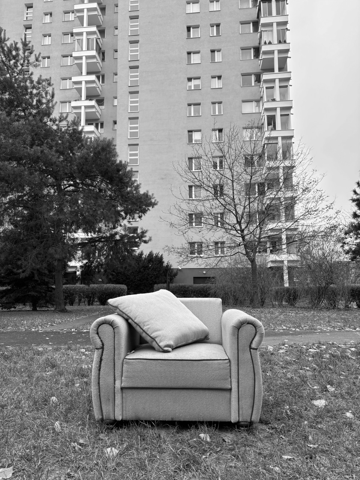 Difficile de choisir pour une première contribution, ne dit-on pas que la première impression est déterminante ? Je fais beaucoup de noir et blanc, surtout d'ailleurs. Je voyage beaucoup, souvent à Varsovie où vit la famille de mon épouse. Alors un cliché de Varsovie pour commencer...