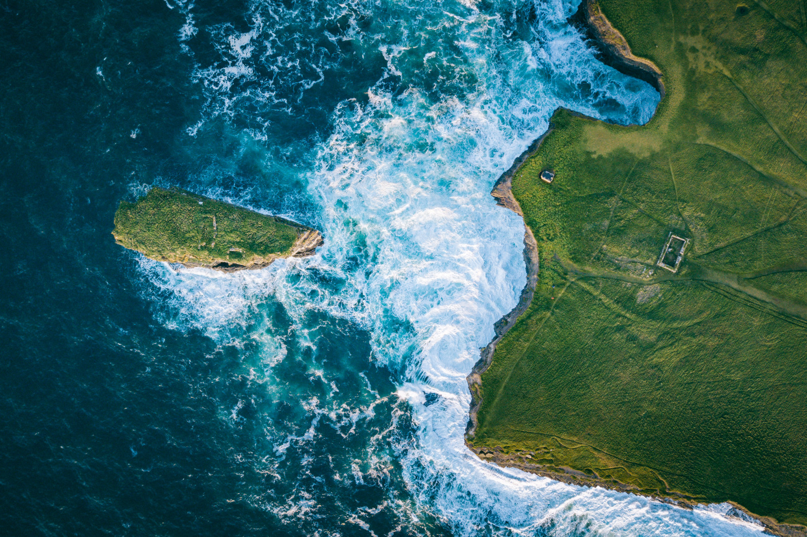 Histoire de voyager un peu, quelques photos issues d'un road trip en Irlande ! 

Photo 1 : Le Ben Bulben vue du ciel ! 
Photo 2 : La cote proche du Wee House of Malin, sur la route de Malin Head ! Une ambiance hors norme
Photo 3 : Le Grianán Ailigh (à prononcer 
Grianán of Aileach) , lieu plein de mémoire pour les irlandais.
Photo 4 : Crohy Head Sea Arch, conditions compliqués pour s'y rendre !
Photo 5 : Sur la route de Malin Head
Photo 6 : Vue sur l'Owenwee River
Photo 7 : Le mythique Down Patrick Head vu du ciel, une ambiance indescriptible ce jour la !