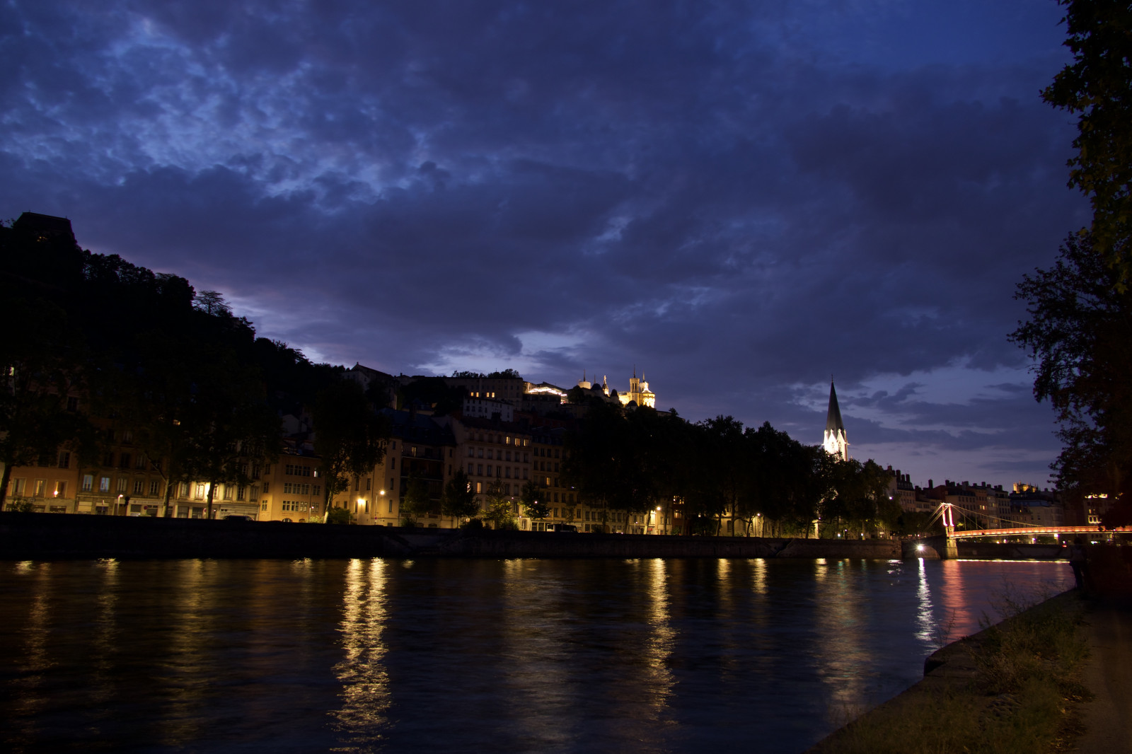l'heure bleue du 19 aout 2026, côté sud, puis sur la basilique de Fourvière et sue le bas port de la passerelle. Une soirée sympathique entre passionnés.