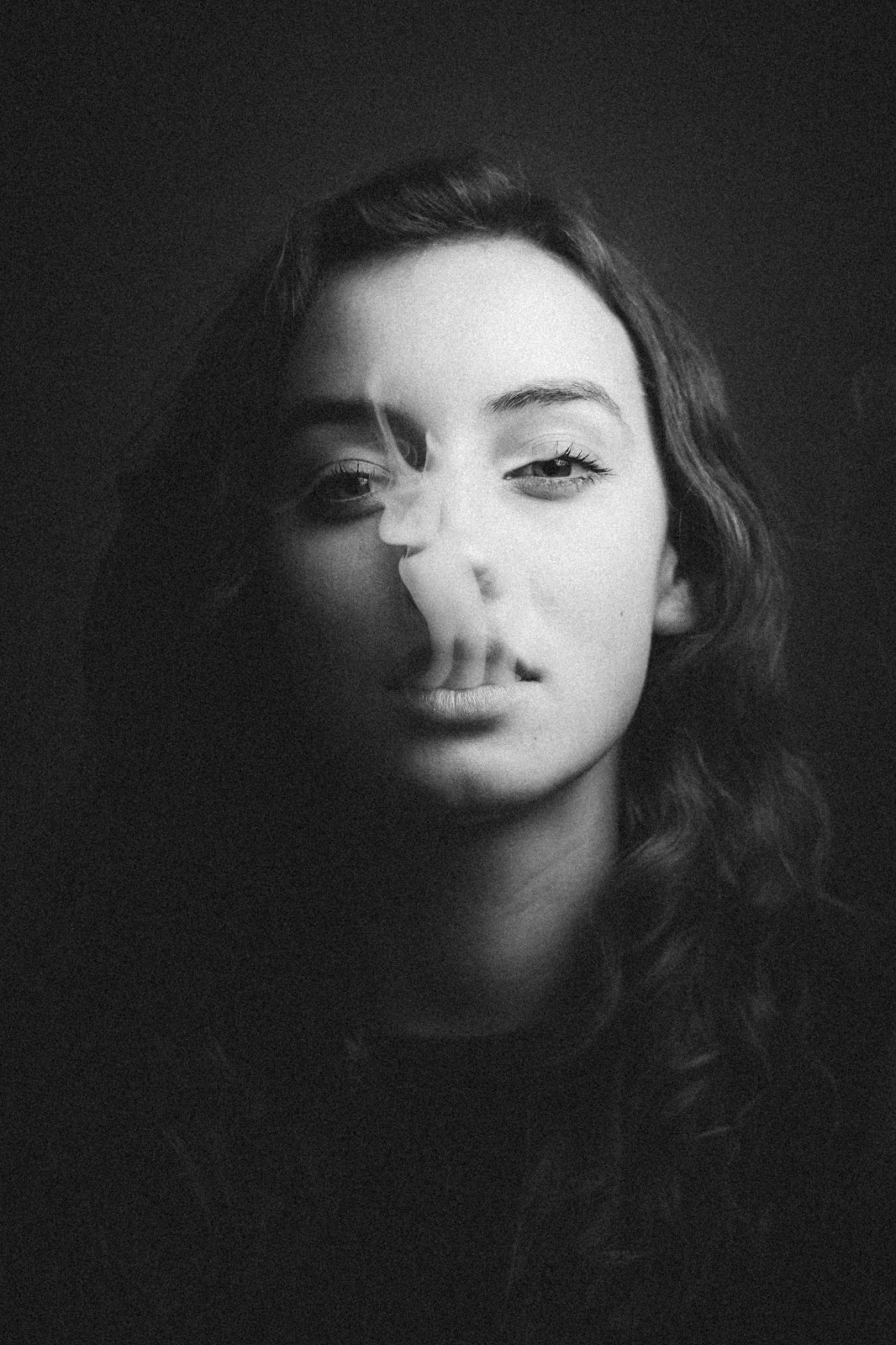 Un peu de portrait pour changer  ! J'ai plus le setup en tête au niveau des lights mais je devais avoir une boite à lumière 50x50 en mode douche a droite de la modèle, et une autre à l'opposé mais très légère. 

Le tout avec mon petit traitement habituel BW pour ce genre de photos !