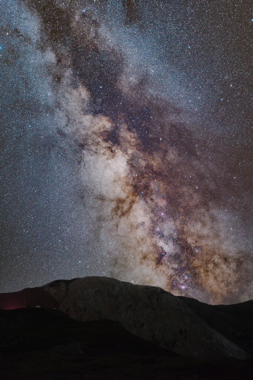 Voici une autre série de photo réalisée au niveau du col du Galibier lors d'une précédente sortie Astrophoto ! 

J'ai essayé de pousser d'avantage de le traitement ! 
Process identique ici : Lightroom => Tiff => Siril => Tiff => Lightroom => Photoshop ! 

45 minutes de pose au cumulé ici (18 x 150s), pas de Dark (j'avais oublié), f6.3 à 3200iso