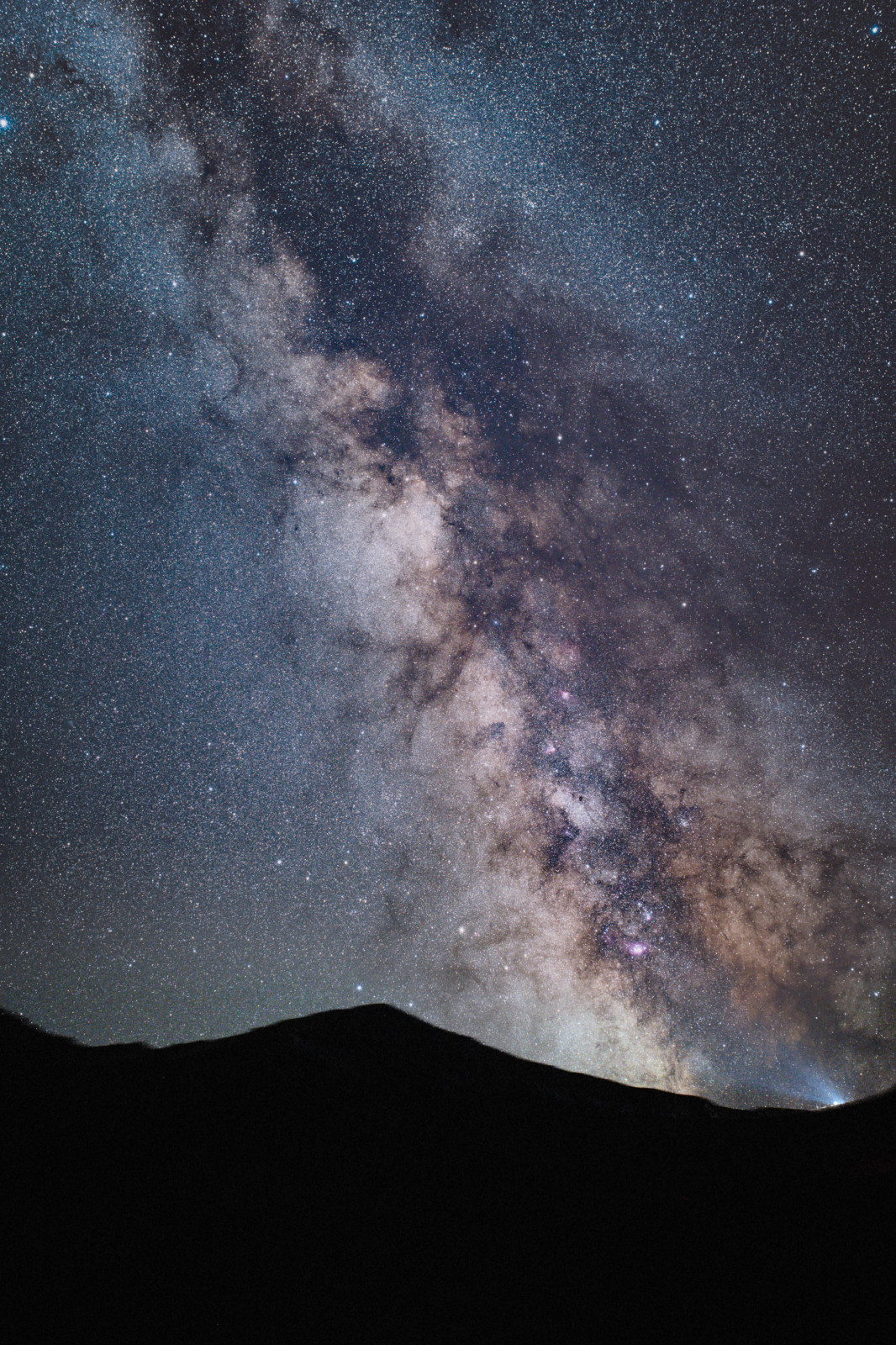 Après — Encore un peu d'astrophoto ! Un petit Avant/Après en prévision du prochain Workshop Astrophoto du 12 Septembre ! 

Ici, un stack de 15 photos, 150secondes de pose par photo, f6.3 à 3200Iso, le tout avec un Z7 et un 35mm f1.4 ! Jme dis que j'aurais du baisser les iso au moins à 1600 + f4.5, mais même avec f2,8 j'aurais gagné 1,3stop ce qui m'aurait permis de voir encore plus de choses ! 

Bref j'ai des encore des tonnes de raws à traiter !